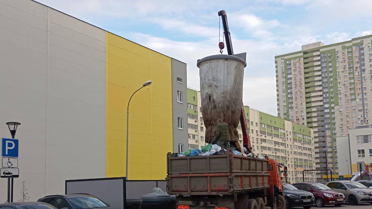 Мусорного регоператора Самарской области выберут в октябре В Самарской области уже в октябре определится постоянный регоператор по обращению с ТКО В правительстве региона сообщили что конкурсный отбор уже начался Его проводит министерство природных ресурсов и экологии области С 29 августа по 17 сентября проходит этап подачи заявок Компании претендующие на статус регоператора обязаны представить пакет документов соответствующий критериям изложенным в конкурсной документации прокомментировали в Департаменте информационной политики Администрации Губернатора Самарской области Региональный оператор по обращению с твердыми коммунальными отходами будет выбран на срок до 31 декабря 2027 года Напомним с 1 ноября 2024 года в Самарской области за вывоз мусора отвечает компания Экология Станет ли она постоянным регоператором покажет конкурс ГТРК Самара