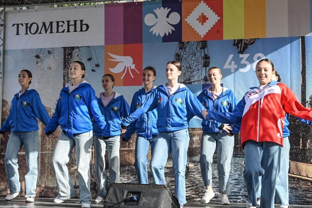 Участники форума молодежи "Утро" могут подать заявки на грантовый конкурс. Максимальный размер поддержки – до 1 млн рублей  "Это федеральный конкурс, оценивать проекты будут эксперты "Росмолодежь.Гранты". Всего открыто 19 номинаций. Только от Тюменской области около 200 человек заявили, что у них готовы идеи для подачи на грант. До 1 сентября будет идти процесс подготовки, доработки, прохождения образовательной программы. Всего 1200 человек подтвердили желание участвовать в грантовом конкурсе", - уточнила директор форума "Утро" Юлия Халитова во время пресс-конференции в ТАСС-Урал, посвященной проведению форума молодежи "Утро" в Тюменской области.   Организаторы получили заявки от более 5 тыс. человек из 83 регионов России. Это рекордный показатель за все время существования форума, конкурс — 10 человек на место.  Подробнее — на официальном сайте "Утро".