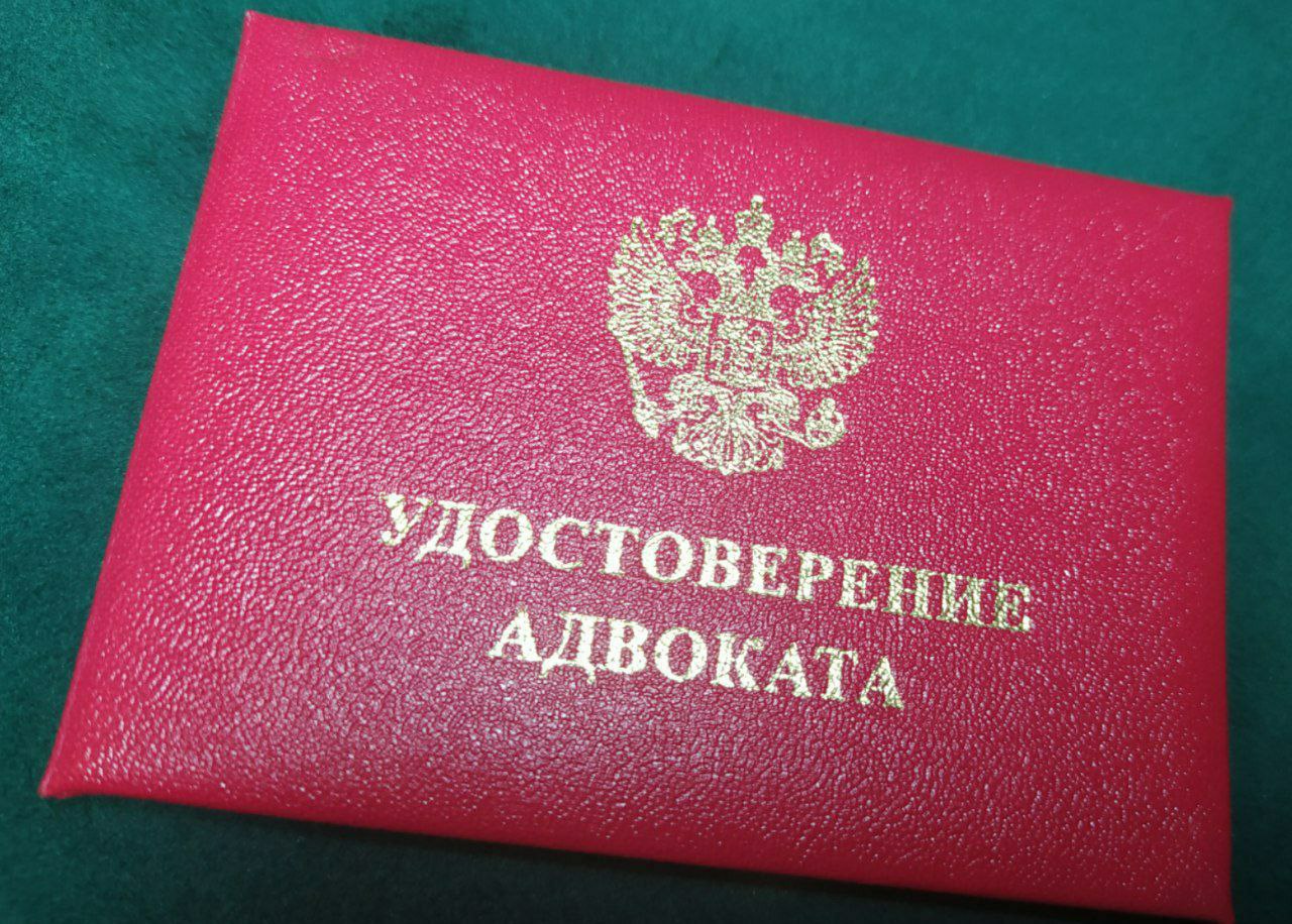  Минюст представил законопроект, которым предусмотрено требование наличия у судебных представителей статуса адвоката. 11 июля Министерство юстиции РФ опубликовало для общественного обсуждения проект поправок в Закон об адвокатской деятельности и адвокатуре, АПК РФ, ГПК РФ, КАС РФ и Закон о банкротстве, направленных на обеспечение судебной защиты прав граждан профессиональными адвокатами. При этом предусмотрено сохранение права граждан представлять свои интересы лично. Изменения также не затронут близких родственников граждан, сотрудников государственных юридических бюро, штатных юристов организаций, арбитражных управляющих, патентных поверенных и ряд иных субъектов, чья деятельность регулируется специальным законодательством. ‼ Также изменения не будут распространяться на споры, рассматриваемые мировыми судьями, и дела об административных правонарушениях. скрылся. От себя добавлю: это будет достаточно эффективный способ для борьбы с мошенниками, которые под видом юридических компаний в статусе ИП выманивают у граждан деньги и не оказывают им какой-либо правовой помощи... О том, как найти адвоката в Вашем регионе — узнаете по этой ссылке ——— Хотите знать больше? Подписывайтесь
