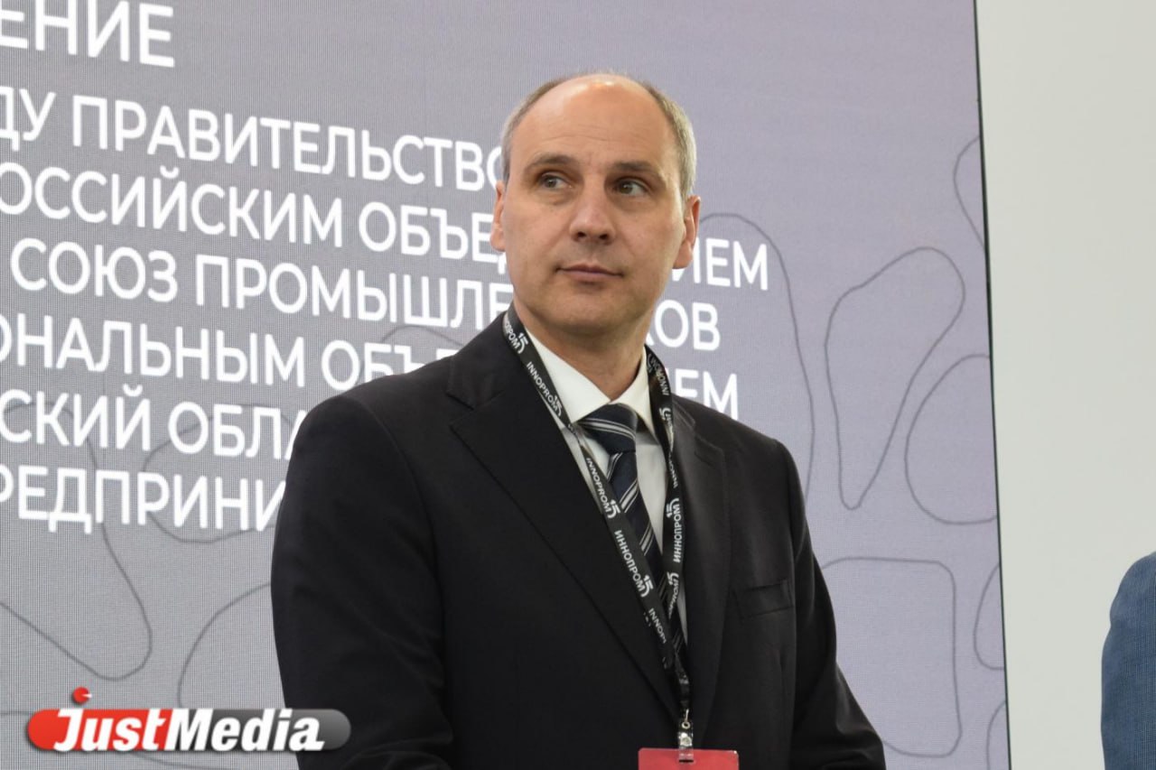 С 1 января 2026 года социальные выплаты в Свердловской области будут проиндексированы на 4 Повышение коснётся ежемесячных пособий на детей выплат малоимущим семьям пособий родителям детей инвалидов выплат инвалидам получившим военные травмы членам семей погибших при исполнении воинского долга и другим Об этом сообщил глава региона Денис Паслер Размер областного материнского капитала составит 182 тысячи 493 рубля а в случае рождения трёх детей одновременно 272 тысячи 738 рублей Увеличение коснётся и выплат обладателям знаков отличия Свердловской области Размер единовременного пособия матери награждённой знаком отличия Материнская доблесть III II и I степени увеличится до 51 тысячи 505 рублей 103 тысячи 007 рублей и 206 тысяч 16 рублей Индексация затронет меры соцподдержки для семей с детьми до 625 рублей увеличится ежемесячное пособие на междугородний проезд для школьников из многодетных семей Новый размер выплаты на покупку школьной формы составит 6 тысяч 521 рубль justmediaru