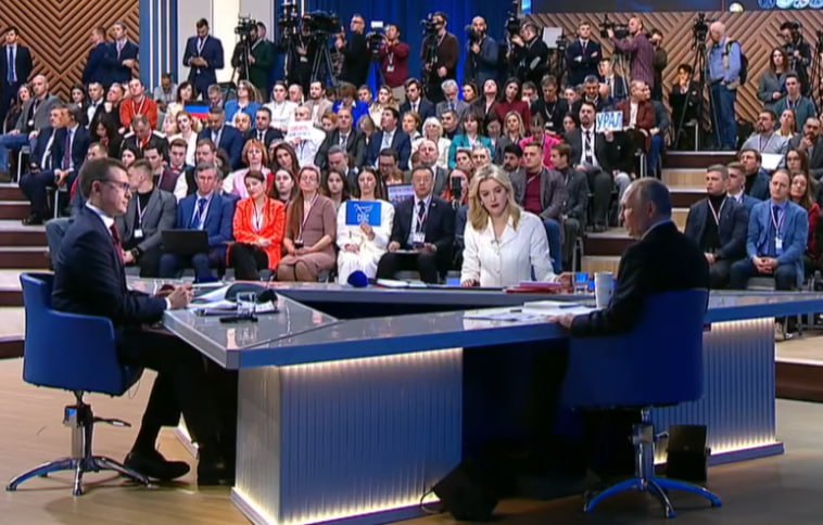 Владимир Путин Общие традиционные ценности объединяют народы России В ходе программы Итоги года с Владимиром Путиным было отмечено что объединяющими факторами страны являются общие традиционные ценности По словам главы государства именно они служат прочной основой для многолетнего единства российских народов Отвечая на вопрос представителя СМИ из Якутии глава государства отметил что Якутия демонстрирует динамичное развитие Он одобрительно отозвался о вкладе региона в стране и выделил особую подготовку якутских бойцов Подробнее здесь