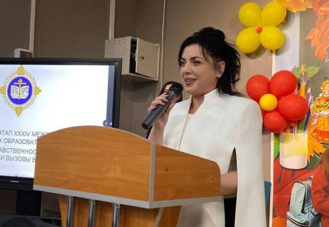 В Мелитополе прошёл региональный этап Международных Рождественских образовательных чтений   Мероприятие состоялось в школе 15 и было посвящено теме Просвещение и нравственность Формирование личности и вызовы времени В рамках чтений прошёл семинар практикум для учителей преподающих дисциплину Основы религиозных культур и светской этики Участников поприветствовали заместитель министра образования и науки Запорожской области Татьяна Панферова и протоиерей Максим Смирнов подчеркнув важность духовно нравственного воспитания и взаимодействия школы с Русской православной церковью На семинаре обсудили опыт создания православной гимназии роль духовно нравственной культуры в формировании личности сотрудничество образовательных учреждений и РПЦ презентацию проекта Клевер Лаб направленного на развитие инновационных форм духовного образования Атмосфера общения и обмена опытом вдохновила педагогов на новые идеи и подходы к воспитанию подрастающего поколения   Духовно нравственное просвещение остаётся важнейшей опорой в формировании гармоничной ответственной и мыслящей личности НОВЫЙ МЕЛИТОПОЛЬ