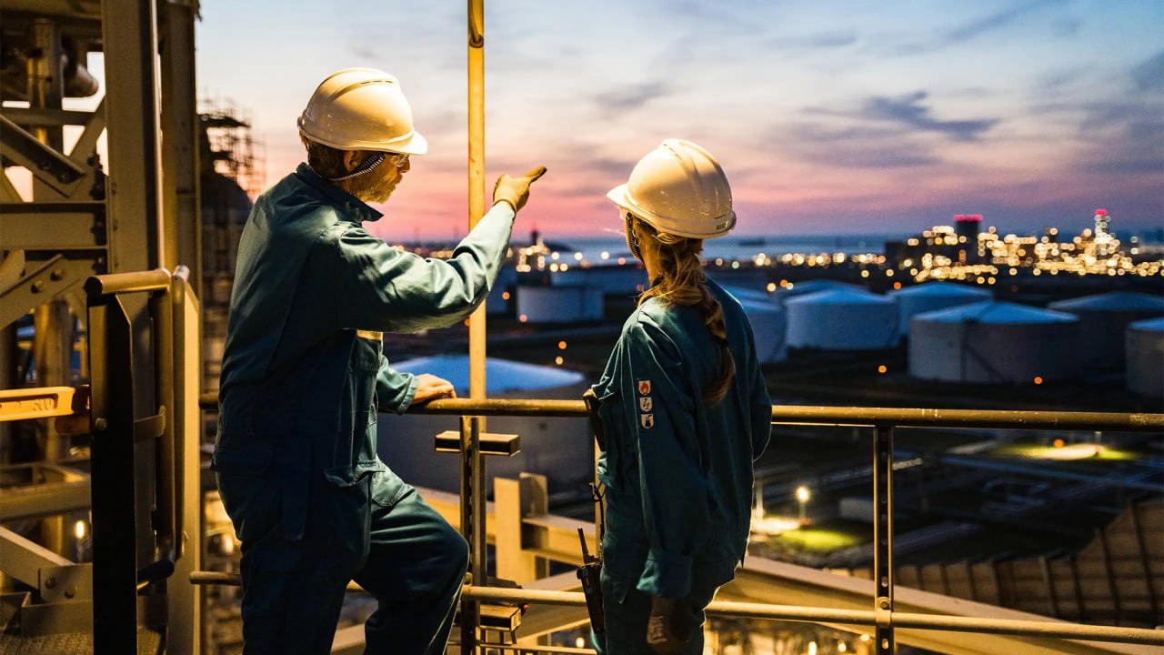 BP возобновит добычу на закрытом месторождении BP намерена возобновить добычу на месторождении Murlach в Северном море. Отмечается, что работы могут стартовать уже в сентябре. Месторождение, которое было признано нерентабельным и закрыто в 2004 году, вновь стало жизнеспособным благодаря достижениям в области технологий добычи. Murlach, расположенное в 193 км к востоку от Абердина, содержит, по оценкам, 20 миллионов баррелей извлекаемой нефти и 600 млн кубометров газа, которых достаточно для поддержания добычи в течение 11 лет. По прогнозу BP, ежедневная добыча составит около 20 тыс. баррелей нефти и 481 тыс. кубометров газа. За последние несколько лет добыча нефти и газа в Северном море сократилась, что обусловлено несколькими факторами, включая истощение месторождений, снижение инвестиций и изменение климатической политики.