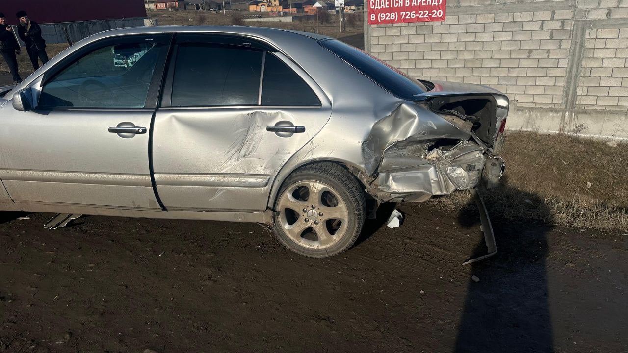 В Назрани полиция проводит проверку  по факту ДТП, повлекшего гибель человека  Сегодня, 22 декабря 2024 года, около 11 часов 57 минут на 1 км автодороги «Назрань-Экажево» произошло столкновение трёх транспортных средств.  По предварительным данным, водитель автомашины «Лада «Гранта», пытался совершить обгон, что повлекло столкновение его автомобиля сначала с «Мерседесом», затем с «Ладой «Приорой». В результате ДТП водитель «Гранты» от полученных телесных повреждений скончался в ИРКБ.  По данному факту полицией проводится проверка.