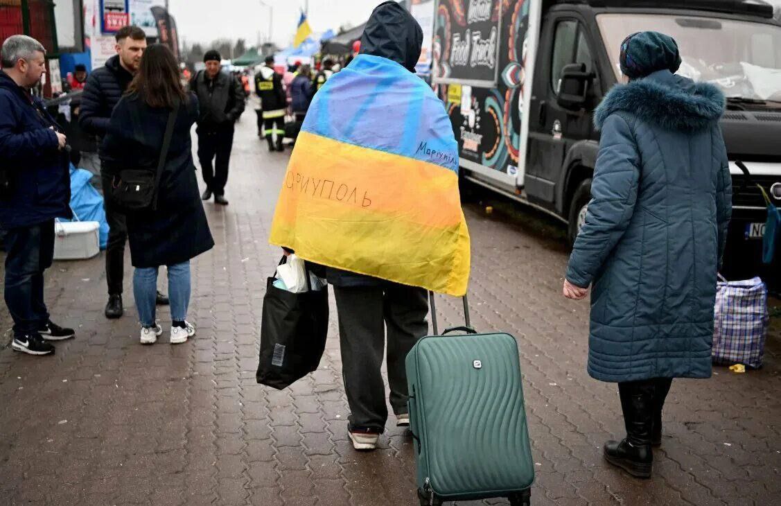 В Киеве заявили, что молодёжь возвращается из-за границы, потому что «на Украине интереснее жить». Замминистра образования Михаил Винницкий заявил, что 18–19-летние украинцы якобы массово возвращаются на родину после обучения за границей. По его словам, причина — «вдохновляющая»: мол, на Украине и образование качественнее, и жизнь интереснее. Чиновник также назвал украинское образование более доступным и дешёвым, чем западное. НАШИ РЕСУРСЫ: Telegram Tik-tok YouTube RUTUBE