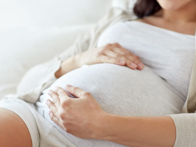 В Кемеровской области приняли закон о запрете склонения женщин к аборту Склонение женщин к аборту запрещено в Кемеровской области соответствующий законопроект опубликован в базе данных Законодательного собрания Кузбасса Закон подписан губернатором Ильей Середюком и вступает в силу с 1 января 2026 года На территории Кемеровской области Кузбасса запрещено склонение беременных женщин к искусственному прерыванию беременности говорится в тексте закона В нем уточняется что под склонением к аборту понимается совершение лицами которые не являются членами семьи и или близкими родственниками действий в виде уговоров просьб предложений подкупа обмана убеждения выдвижения требований в целях понуждения беременной женщины к искусственному прерыванию беременности В документе отмечается что не является склонением к искусственному прерыванию беременности информирование медицинским работником о наличии медицинских и или социальных показаний для искусственного прерывания беременности беременной женщины Нарушение запрета склонения беременной женщины к искусственному прерыванию беременности влечет административную ответственность в соответствии с законом Кемеровской области Об административных правонарушениях в Кемеровской области сказано в тексте Кузбасс стал 26 м регионом РФ где принят закон о запрете склонения к аборту Такие законы также действуют в Республике Мордовия Тверской области Калининградской области Курской области Новгородской области Вологодской области Псковской области Забайкальском крае Смоленской области Нижегородской области Республике Коми Пензенской области Приморском крае Орловской области Курганской области Кировской области Омской области Республике Крым Астраханской области Красноярском крае Республике Хакасия Воронежской области Брянской области Санкт Петербурге Рязанской области После принятия закона по итогам 2024 года в Мордовии количество абортов снизилось на 51 в Псковской области на 24 в Новгородской области на 17 8 в Коми на 16 2 15 октября в Общественной палате РФ участники слушаний по вопросу принятия федерального закона о защите женщин от склонения к аборту поддержали его внесение на рассмотрение в Госдуму Патриаршая комиссия по вопросам семьи