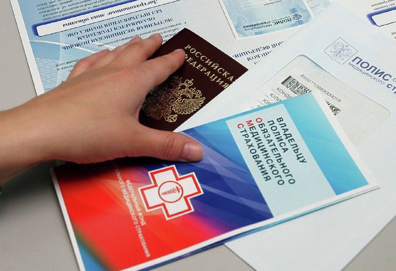 В России лечение ВИЧ туберкулёза венерических и психиатрических заболеваний исключили из бесплатного пакета ОМС Согласно новым изменениям в системе обязательного медстрахования эти услуги теперь не входят в базовый перечень финансируемый за счёт ОМС Лечение по этим направлениям может стать платным для пациентов В Федеральном фонде ОМС уточнили что это не означает полной отмены бесплатной помощи в ряде случаев финансирование может поступать напрямую из региональных бюджетов При этом базовый пакет ОМС сохраняется бесплатными остаются приёмы терапевтов диспансеризация вакцинация анализы операции стационарное лечение и ведение беременности Гражданам рекомендуют уточнять перечень доступных бесплатных услуг на сайтах территориальных фондов ОМС своего региона так как перечни могут различаться Фото Тарас Литвиненко РИА Новости