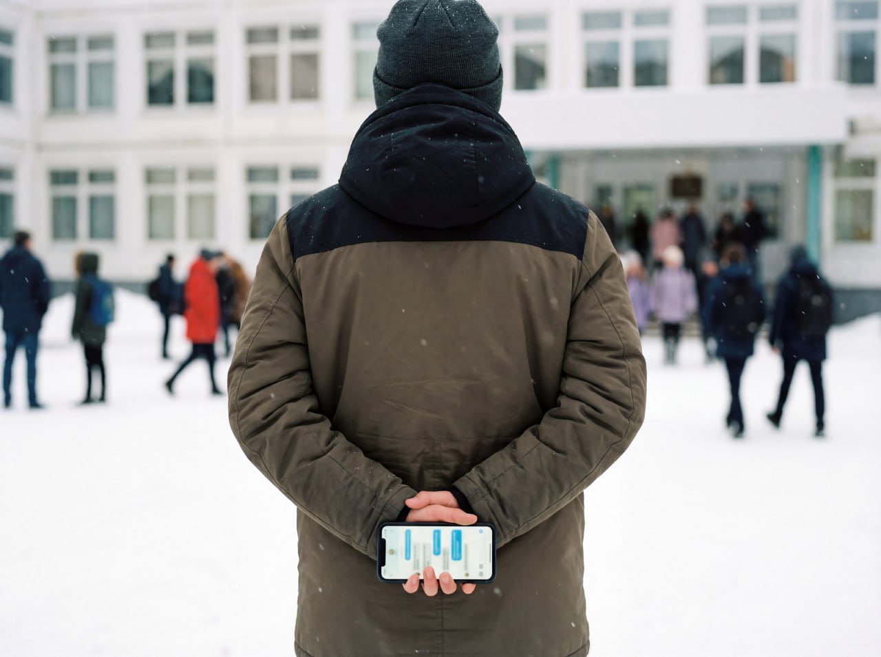 В Алдане нашли подростков сорвавших уроки ложным сообщением о минировании Установлены двое подростков 2011 года рождения которые воспользовавшись чат ботом вчера отправили сообщения о заложенных взрывных устройствах на электронную почту алданской школы N 1 сообщает тг канал администрации Алданского района Юные правонарушители признались что сделали это с целью хулиганства и срыва уроков В связи с тем что уголовная ответственность по статье о заведомо ложном сообщении об акте терроризма предусмотрена с 14 летнего возраста в настоящее время решается вопрос о возбуждении уголовного дела Напомним что вчера в связи с поступившим сообщением о заложенном в школе взрывном устройстве вчера 24 декабря были эвакуированы учащиеся и персонал двух учебных заведений находящихся в одном здании Действия руководства учебных заведений в нештатной ситуации оценены силовыми структурами как правильные Сегодня занятия в образовательных организациях Алдана прошли в обычном режиме aldansky rabochy ulusmedia Читайте нас в MAX