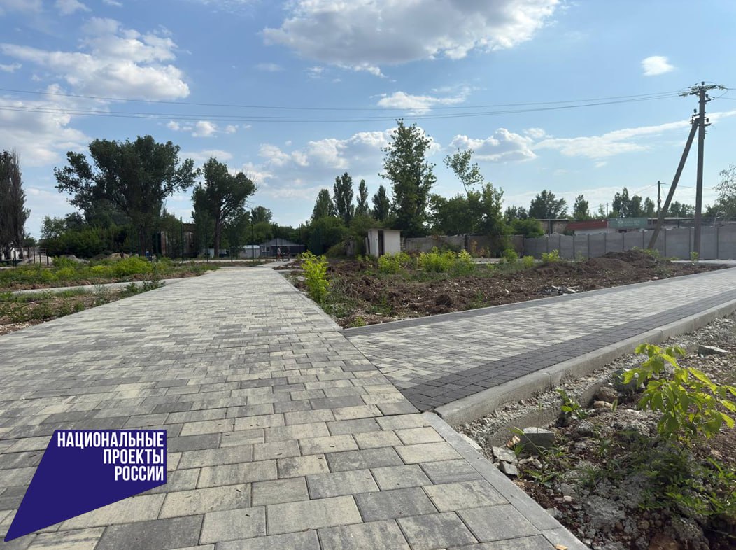 В пгт Нижнегорский благоустраивают парковую зону В рамках проекта будут созданы зоны отдыха, установлены детская и спортивная площадка, мини-футбольное поле. Также планируется монтаж лавочек, урн и создание зоны Wi-Fi. На сегодняшний день готовность объекта составляет 68%. Уже выполнена укладка тротуарной плитки, частично установлено ограждение и проведена планировка территории, установлены опоры под освещение с фонарями. Ведутся работы по установке детского и спортивного оборудования. Работы ведутся в рамках реализации нацпроекта «Инфраструктура для жизни» и регионального проекта «Формирование комфортной городской среды». #РеспубликаКрым
