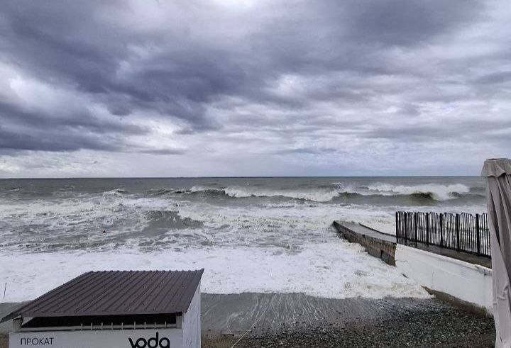 Непогода с сильными дождями и грозами ожидается в Сочи и Сириусе с вечера 12 ноября Волнение моря достигнет трех баллов Синоптики предупреждают что непогода продлится до конца дня 13 ноября Городские службы работают в усиленном режиме Жителям и гостям курорта рекомендовано воздержаться от отдыха у воды Штормовое предупреждение в Краснодарском крае действует до утра 14 ноября Югополис Прислать фото или видео