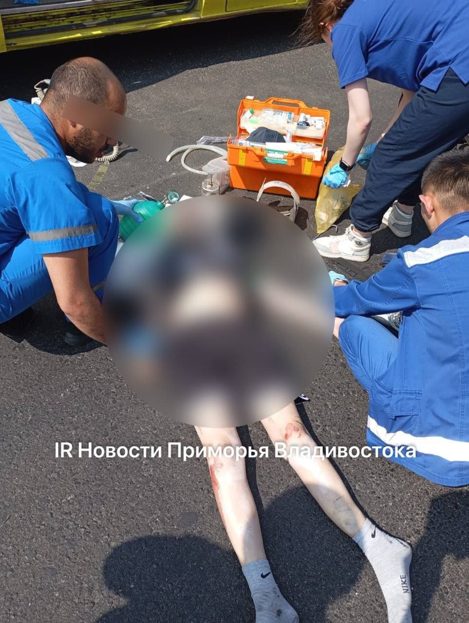 На Снеговой Пади на большой скорости сбили подростка.  "Только что [водитель] сбил пацана на велосипеде, который перебегал дорогу в не положенном месте со всей скорости на снеговой пади около флотского городка" , – пишет очевидец.  Скорая уже на месте.  Прислали фотографию, чтобы могли установить родителей ребенка. Со слов источник родителей найти не могут.