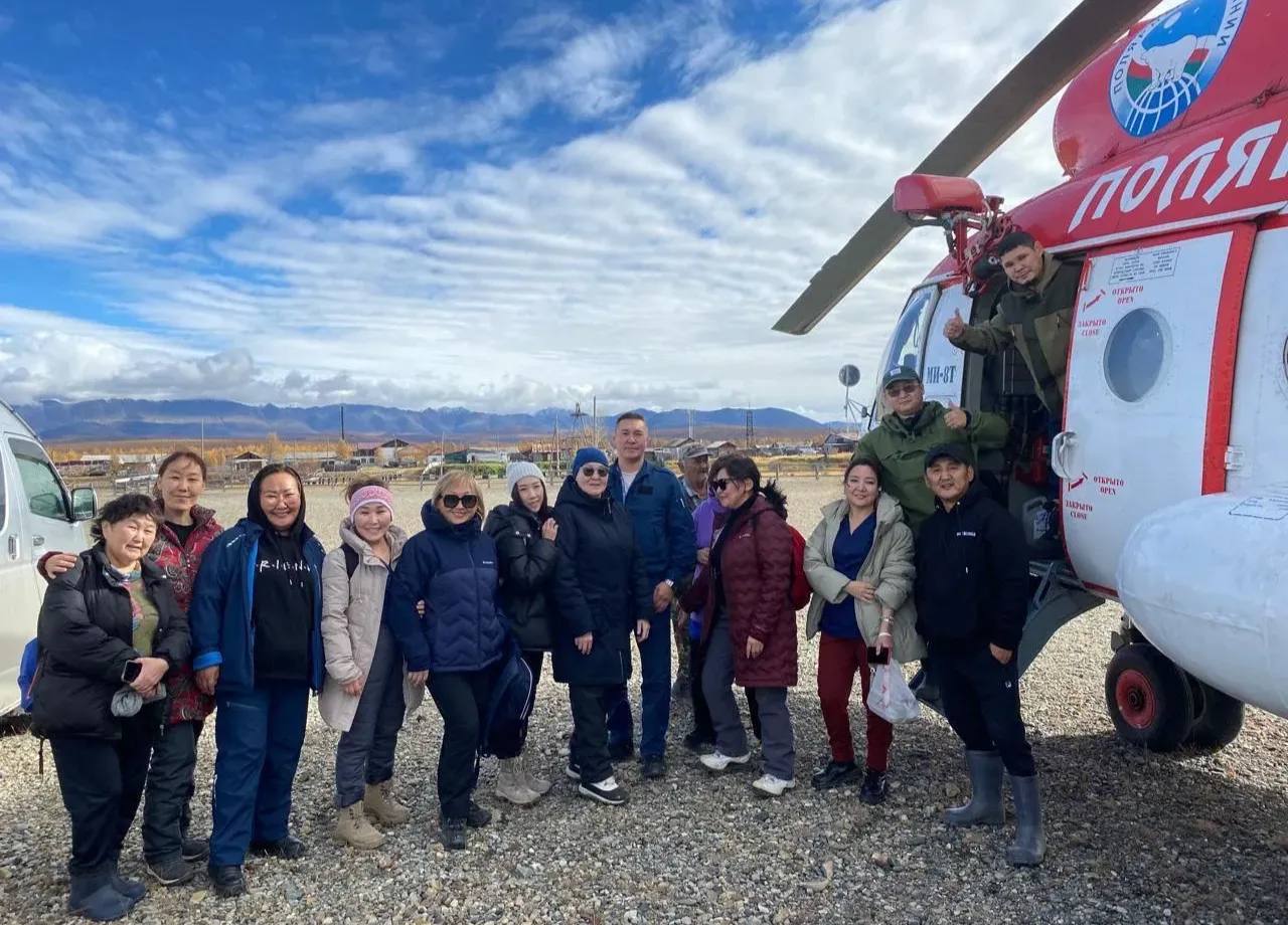 Якутский проект мобильных докторов распространят на другие регионы страны Проект Республиканский центр мобильных бригад признан передовым на Дальнем Востоке и Арктике России Его планируют распространить в других регионах сообщил Глава Якутии Айсен Николаев в программе Прямой разговор на телеканале Россия 24 Проект по мобильным медицинским бригадам мы будем развивать дальше За прошедшие 3 года мобильные доктора обследовали почти 100 тысяч человек Отзывы самые хорошие Самое главное что это реально помогает улучшению здоровья людей Проект рекомендуют для применения в других регионах сказал Айсен Николаев Врачи Республиканского центра мобильных бригад в 2025 году обследовали свыше 42 тысяч якутян Это на 19 5 больше чем в 2024 году Увеличение произошло преимущественно за счёт взрослого населения В 2025 году мобильные доктора совершили 87 выездов с охватом 13 арктических районов и 15 районов республики с труднодоступными населёнными пунктами Обследованы жители всех 89 населённых пунктов арктической группы Мобильными докторами в 2025 году выявлено почти 97 тысяч заболеваний что на 25 6 больше чем в предыдущем году Впервые выявленные заболевания составили свыше 10 тысяч случаев что на 23 3 больше чем в 2024 году Такой рост связан с включением труднодоступных населённых пунктов в план график выездной работы а также с внеплановыми выездами после сезонного паводка в Абыйском и Оймяконском районах Якутии где в нескольких населённых пунктах оказана медицинская помощь свыше 800 жителям Проект Республиканский центр мобильных бригад реализуется по поручению Главы Якутии Айсена Николаева уже третий год Эта работа проводится по исполнение целей и задач национального проекта Продолжительная и активная жизнь инициированного Президентом России Владимиром Путиным С 2025 года география выездов мобильных бригад расширена Они посещают не только арктические районы но и отдалённые населённые пункты улусов Многопрофильные медицинские бригады проводят медицинские осмотры отбор пациентов на специализированные виды лечения включая высокотехнологичную медицинскую помощь а также проводят диспансерное наблюдение Также с 2024 года в республике реализуется проект Мобильный хирургический центр Центр создан на базе Республиканской больницы N2 ЦЭМП в целях повышения доступной выездной специализированной в том числе высокотехнологичной медицинской помощи в хирургии Задача проекта устранение территориального неравенства в доступности медицинской помощи путём укрепления первичной медико санитарной помощи и развития новых форм оказания медицинской помощи За два года реализации этого проекта мобильными хирургами проведено более 40 выездов проконсультировано свыше 5 тысяч человек проведено более 1500 операций Операции проводятся по таким профилям как травматология ортопедия ангиохирургия хирургия колопроктология отоларингология гинекология и нейрохирургия С 2025 года в рамках проекта внедрены операции по краниопластике пластике дефектов черепа и тотальной имплантации коленных суставов Расширена география выездов в арктическую группу районов хирурги побывали в Аллаиховском Нижнеколымском Булунском и Верхоянском районах единаяроссия сахасирэ ольгабалабкина мыработаем россия якутия арктика экология арктическаяякутия Подписывайтесь на канал t me balabkinaov