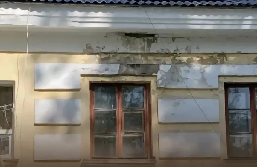 В Челябинске следователи и прокуратура проверяют обстоятельства травмирования пятимесячного ребенка куском штукатурки упавшим с фасада многоквартирного дома Инцидент произошел во время прогулки возле одного из домов по улице Тернопольской Женщина услышала громкий хлопок заметила падающий фрагмент штукатурки и попыталась отодвинуть коляску Но кусок все же упал на коляску на грудь ребенка задев руку и плечо Младенцу потребовалась помощь медиков СУ СК России по Челябинской области возбудило уголовное дело по части 1 статьи 238 УК РФ оказание услуг не отвечающих требованиям безопасности жизни или здоровья граждан Следователи уже осмотрели место происшествия допрашивают очевидцев назначили судебно медицинскую экспертизу и запросили документацию о содержании и ремонте фасада дома