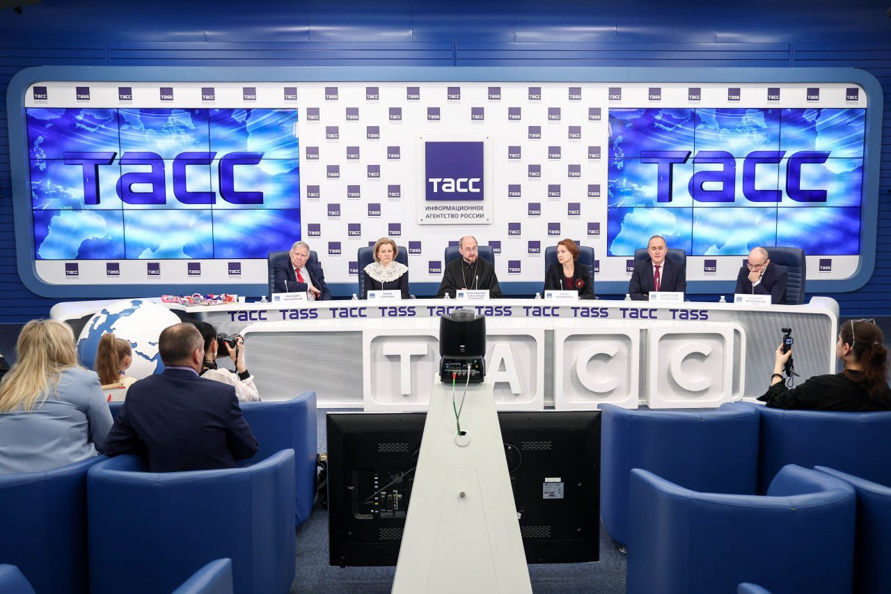 Руководитель Роспотребнадзора Анна Попова рассказала об успехах в борьбе с гепатитом На протяжении многих лет в Российской Федерации проводится системная работа по противодействию вирусным гепатитам. Гепатит А: Снижение заболеваемости с 2020 года благодаря вакцинации в 25 раз. Достигнут исторический минимум по заболеваемости. Заболевание даже не требует тотальной вакцинации. Гепатит В: Заболеваемость острым гепатитом В благодаря массовой вакцинации снизилась с 2007 года в 16,5 раз, хроническим – на 30%. Дети до 17 лет практически не болеют гепатитом В, так как в Российской Федерации вакцинация начинается с первых дней жизни. Гепатит С: Новая задача, которую поставил президент России В.В. Путин – борьба с гепатитом С. Против него пока нет вакцины, но есть эффективное лечение. Лечение ранее было дорогим и малодоступным, однако благодаря фонду «Круг добра» эту проблему удалось решить. «То, что было почти невероятно ещё несколько лет назад, сегодня совершенно доступно: лечение детей с гепатитом С финансируется из фонда «Круг добра», ничего не нужно доплачивать из семейного бюджета. Однако успех полного выздоровления зависит еще и от того, как быстро мы выявляем заболевание», - сказала Анна Попова. В планах: Увеличить охват детей тестированием на гепатит С, чтобы своевременно оказывать помощь. Возможности для этого есть. Разработаны отечественные тесты, в том числе те, которые могут сразу определить вирусную нагрузку и вариант гепатита. #новости_Роспотребнадзора