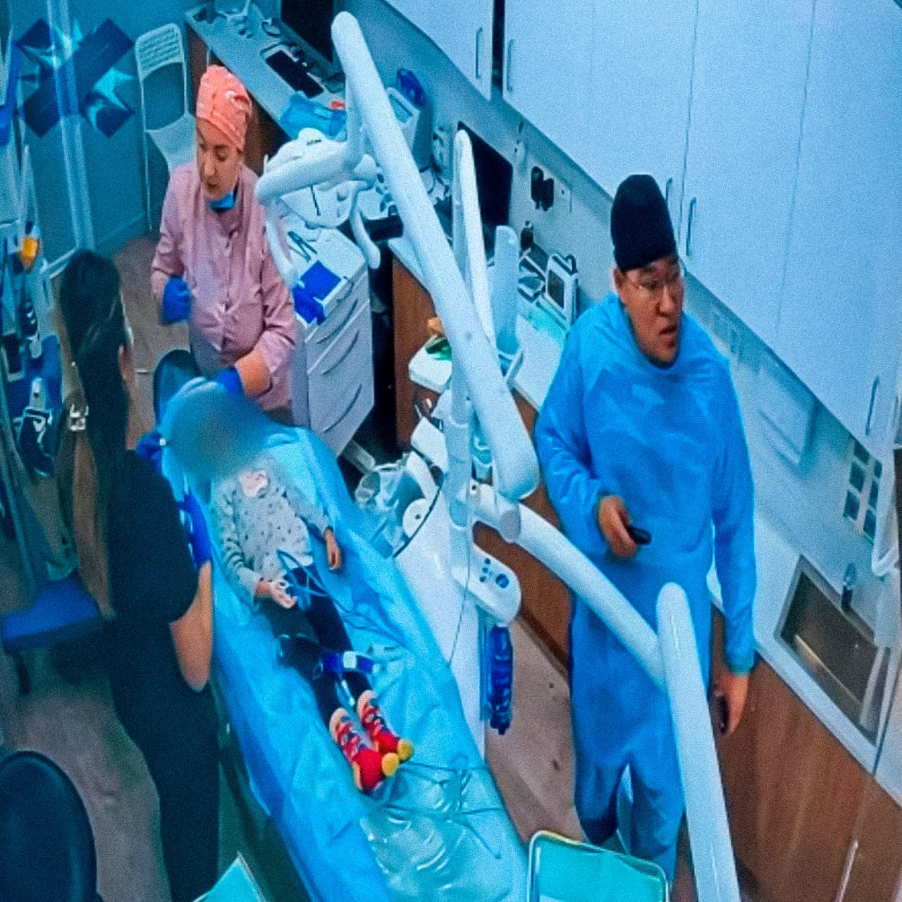 В Казахстане ребенок умер из за решения стоматолога вылечить разом 18 зубов Трагедия случилась 30 октября 4 летнюю девочку на прием к врачу привели родители Малышке предстояло вылечить под наркозом 18 зубов Отец просил врачей не спешить и сделать процедуру в два этапа но медики настояли что лечить надо все сразу После введения препарата состояние ребенка резко ухудшилось Девочку пытались реанимировать но безуспешно она скончалась Сейчас идет разбирательство Основные вопросы к анестезиологу которая по данным следствия отвлекалась во время процедуры и поздно вызвала помощь Также выяснилось что незадолго до визита к стоматологу девочка переболела пневмонией Это могло стать причиной осложнений при введении наркоза Подписаться на truekpru Читать нас в MAX