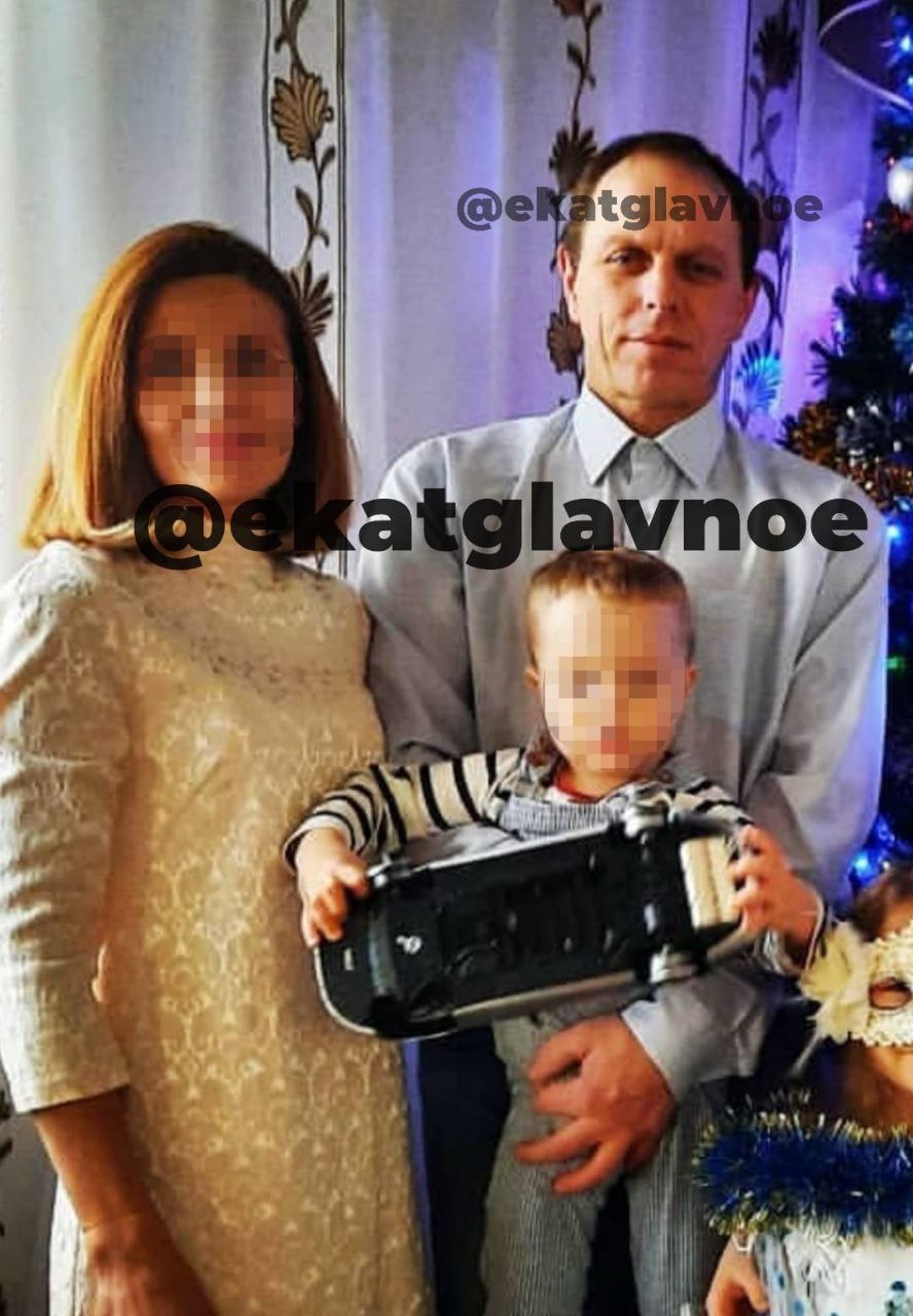Мужчина на фото Игорь Рухлов 26 лет назад он убил 9 летнюю Лену из Талицы Девочка оказалась невольной свидетельницей преступления и дала показания в суде Убийца таким образом отомстил Спустя 26 лет Рухлова поймали следователи СК занимающиеся раскрытием преступлений прошлых лет За это время убийца накопил портфолио Последние судимости 2002 2017 годы сидел за угон разбой похищение дачу взятки покушение на приобретение наркотиков Последний приговор взятка и наркотики получил будучи в колонии хотел подкупить сотрудника ФСИН добавили срок Освободился в 2017 году обзавёлся семьей пять детей И да сознавшись мужчина показал безутешным родителям жертвы где закопал задушенную им дочь