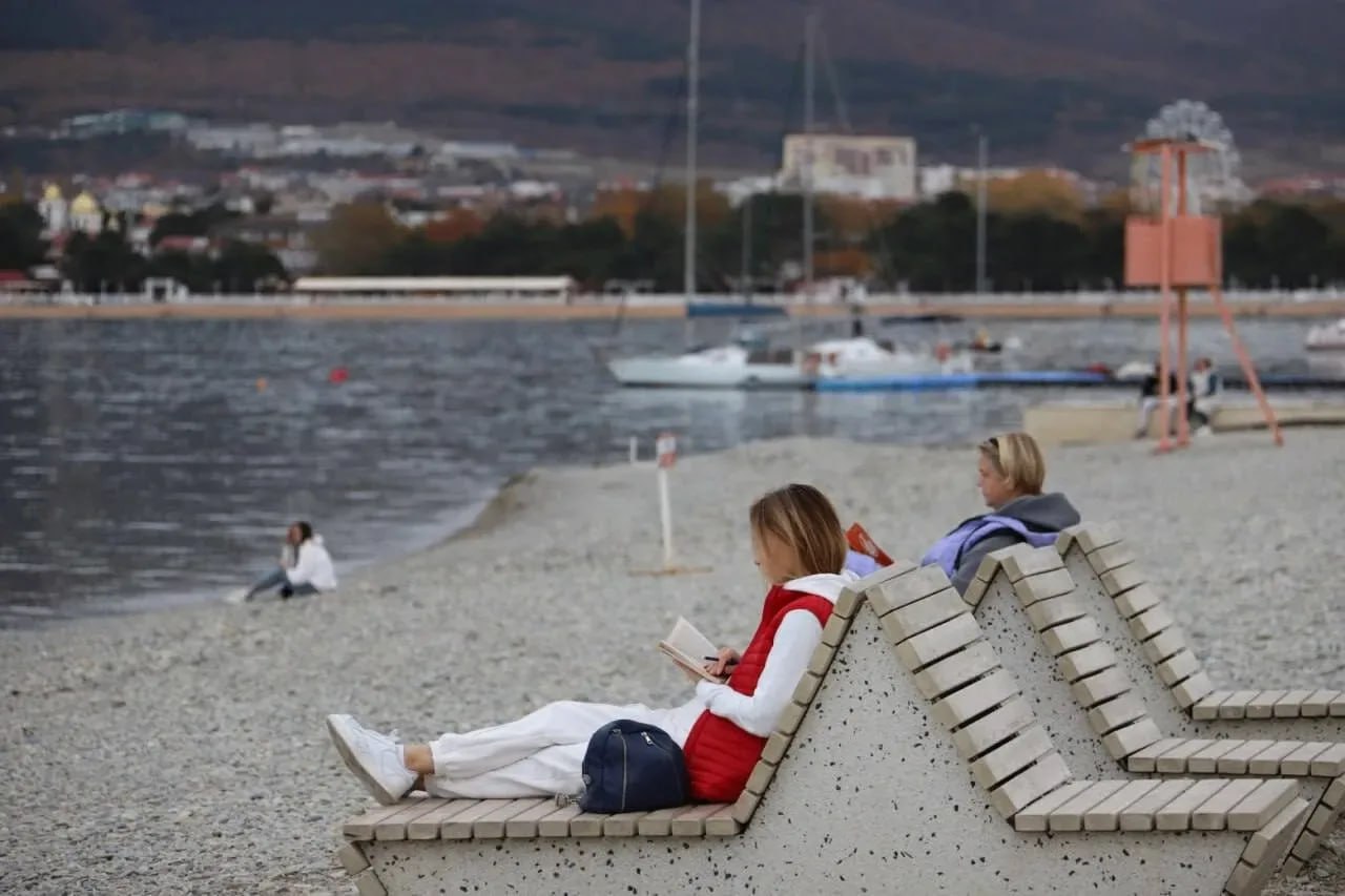 Более 70 зимних пляжей открылись на Кубани Более 70 специально подготовленных пляжных зон в Сочи Геленджике Новороссийске Темрюкском районе и Туапсинском муниципальном округе открылись для туристов в холодное время года Эти уникальные локации будут радовать посетителей вплоть до марта Об этом сообщает пресс служба администрации Краснодарского края Прибрежные зоны переформатировали под отдых в межсезонье вместо шезлонгов и зонтиков появились беседки тренажеры спортивные площадки и тематические фотозоны Спрос на такой формат отдыха у гостей и местных жителей очень высок Впервые его попробовали на черноморском побережье в 2020 году Каждый город по своему наполняет эти пространства различными активностями Зимние пляжи позволяют гостям и жителям наслаждаться отдыхом у моря в любое время года получая новые впечатления и укрепляя здоровье А для нас сделать отдых в крае круглогодичным отметил губернатор Краснодарского края Вениамин Кондратьев Лидером по количеству зимних пляжей стал Сочи где их открылось более 30 Южная служба новостей