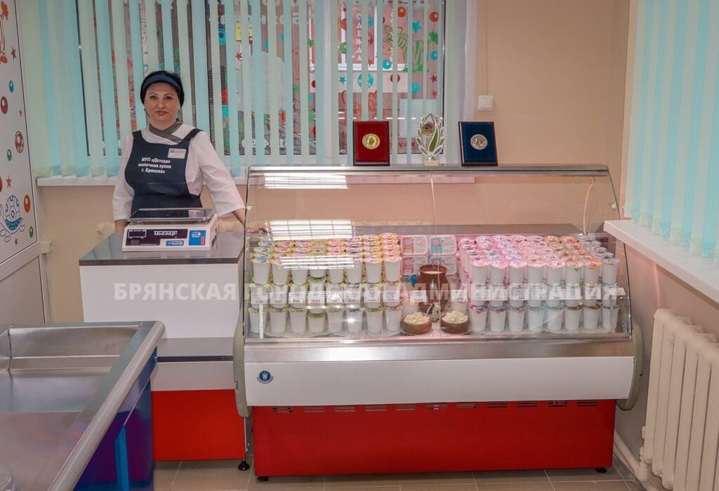 «Детская молочная кухня» продала больше 220 тонн продукции  Предприятие «Детская молочная кухня» в 2024 году продало более 220 тонн продукции. Такие данные озвучили на совещании в Брянской городской администрации.  Предприятие обслуживает 127 детских садов и 60 школ Брянска. Производится 22 наименования молочной и кисломолочной продукции для детей от восьми месяцев и для взрослых. В качестве сырья используется натуральное молоко брянских фермеров.  Каждый месяц в фирменном магазине «Детской молочной кухни»  проспект Московский, 24а  продаётся по тонне кисломолочных изделий.  Здание «Детской молочной кухни» реконструировали и открыли в ноябре 2023 года. До ремонта предприятие было убыточным, а теперь за год доходы молочной кухни превысили 42 миллиона рублей. Чистая прибыль молочной кухни составила более миллиона рублей.      подписаться   прислать новость