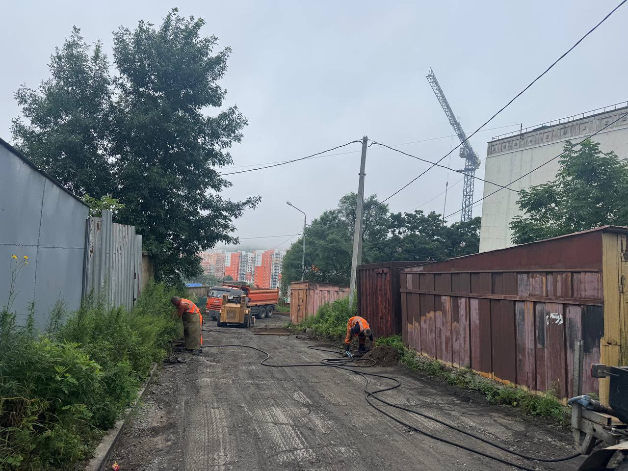 Во Владивостоке начали ремонт проезда в районе Борисенко, 100а.     Дорожники снимут старый асфальт, установят бордюры и уложат новое покрытие на площади около 400 кв. метров.     Работы планируют завершить до конца текущей недели, если позволит погода.     В администрации Владивостока напомнили, что ремонт также идет на других участках города, включая Майора Филипова, Адмирала Горшкова, Анны Щетининой и проспект 100-летия.