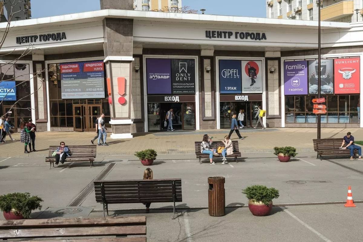 В Краснодаре утвердили единые правила для вывесок Теперь все предприниматели должны привести вывески в порядок за 3–9 месяцев. Особый контроль — за историческим центром. Нарушителей будут предупреждать через сайт мэрии и прямо на вывеске. Если не исправят за 30 дней — демонтаж.