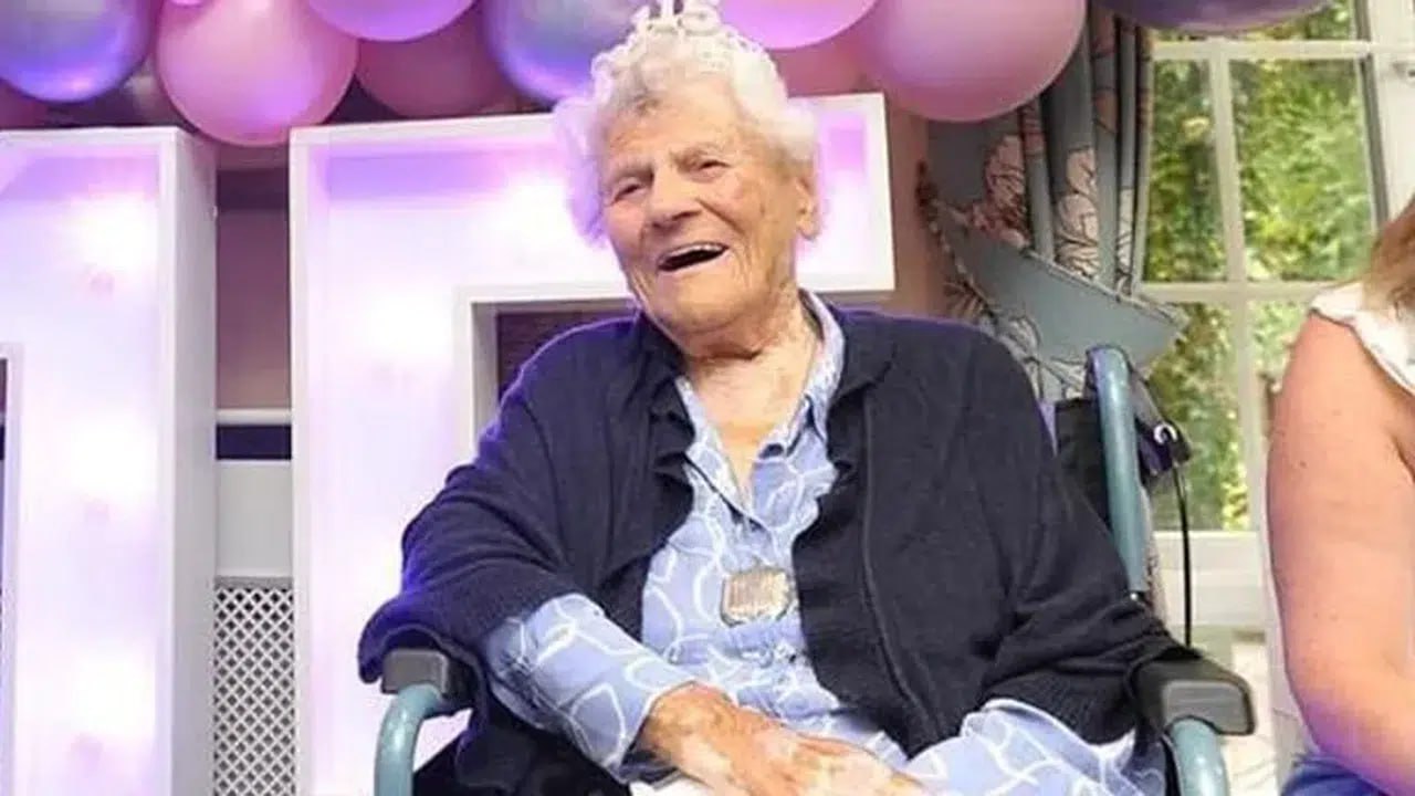 Самая пожилая жительница планеты отметила 116 летие Этель Катерхэм из Лайтвотера графство Суррей Англия родилась 21 августа 1909 года в Хэмпшире пережила обе мировые войны жила в Индии Гонконге и Гибралтаре вместе с мужем офицером британской армии Подпишись на Moldova Liberă