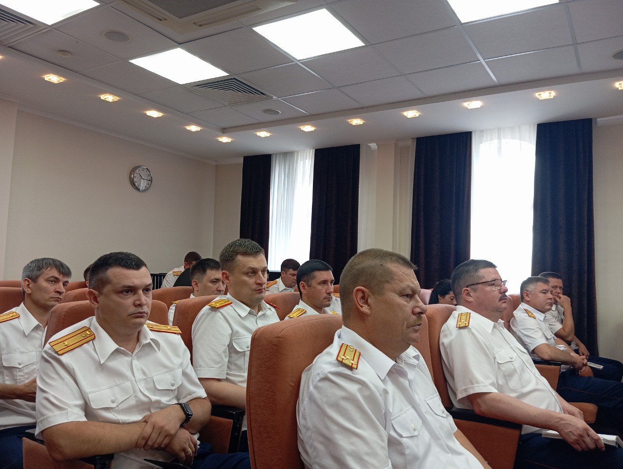В следственном управлении по Татарстану подвели итоги работы за 6 месяцев 2025 года В ходе коллегии было доложено, что в регионе продолжается снижение уровня преступных посягательств. По итогам полугодия в следственное управление поступило 4327 сообщений о преступлении, что почти на 7% меньше аналогичного периода прошлого года. Возбуждено 2140 уголовных дел. Расследовано 2464 преступления, из которых 1351 – тяжкие и особо тяжкие преступления.