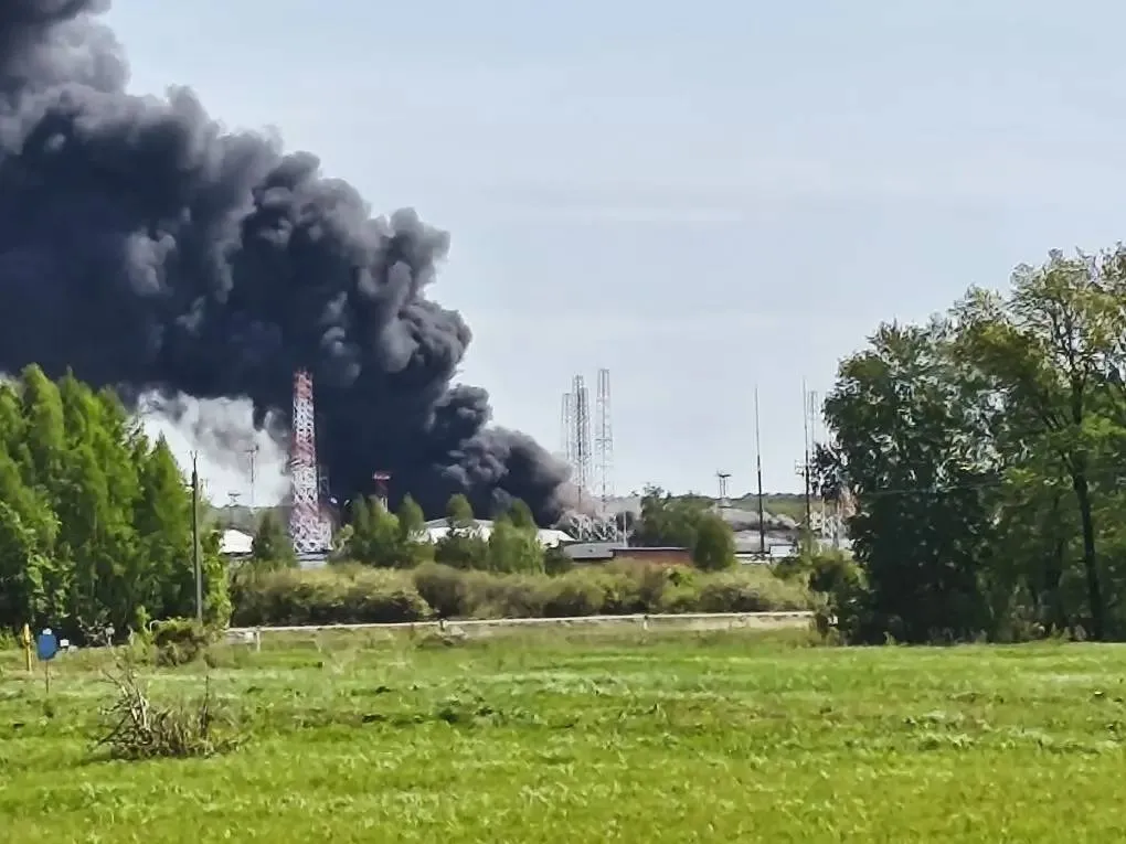 Рядом с селом Нурлино Уфимского района произошел взрыв на нефтебазе По предварительным данным ожоги получили два человека Вышел из строя резервуар Пожар тушат 46 человек и 15 единиц техники О причинах инцидента не сообщается В сторону Уфы движется столб черного дыма Фото пресс служба прокуратуры Башкирии Если было интересно поддержите лайком и подпишитесь Ъ Уфа Max ВКонтакте