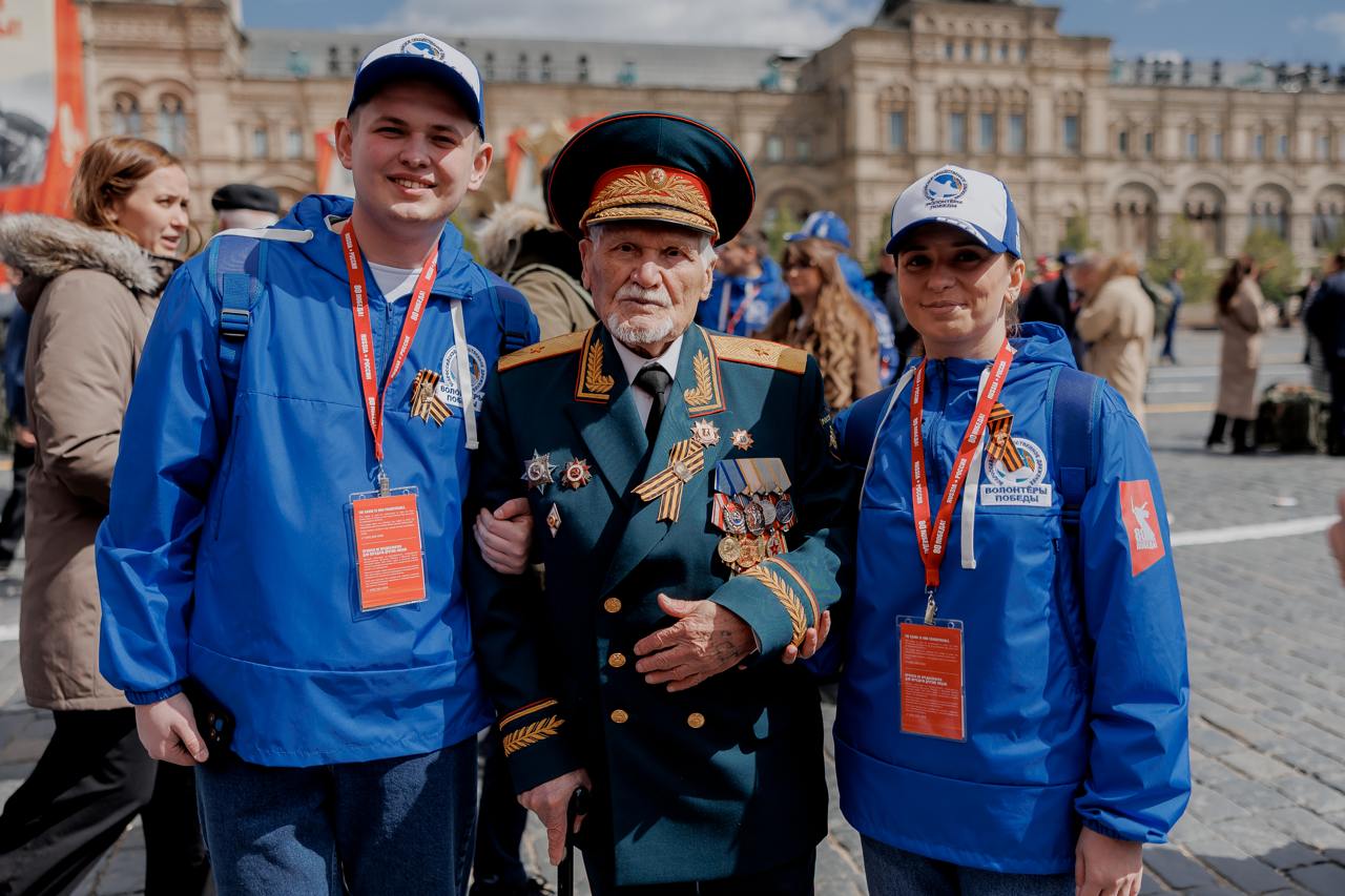 Год защитника Отечества и празднование 80 летия Победы стали для миллионов россиян главными событиями в этом году Мы помним и и чтим своих героев всегда готовы подставить плечо своим защитникам 80 летие Победы прошло с историческим масштабом а широкое международное участие в нём подтвердило что Россия сделала защиту исторической правды миссией глобального уровня В течение всего года 80 летия Победы и Года Защитника Отечества более 500 000 добровольцев Международного волонтёрского корпуса участвовали в организации основных торжественных мероприятий Волонтеры Победы помогли в организации парадов Победы в 22 регионах а к акции Бессмертный полк присоединились жители 54 регионов Также 300 волонтёров сопроводили главный парад Победы на Красной площади в том числе из них 200 победителей конкурса Послы Победы из 79 регионов РФ