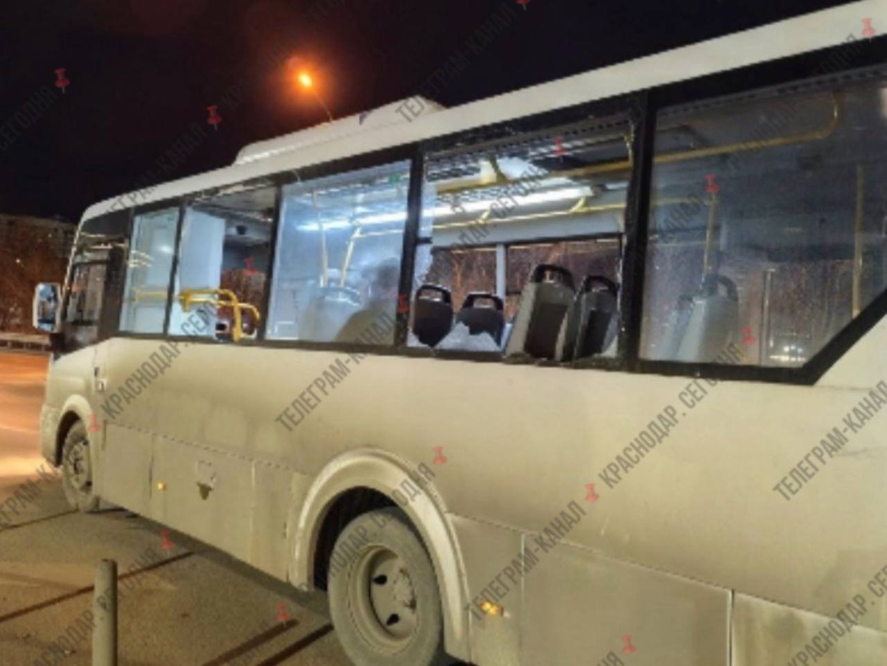 Взрывной волной выбило стекла в пассажирском автобусе Краснодарцы сообщают что в автобусе движущемся по улице Тихорецкой мимо Романовской гимназии в момент падения обломков сбитого БПЛА выбило стекла О пострадавших пока неизвестно Официальной информации пока нет Краснодар Сегодня Телеграм замедляют оставайтесь на связи с нами в MAX max ru krd 00