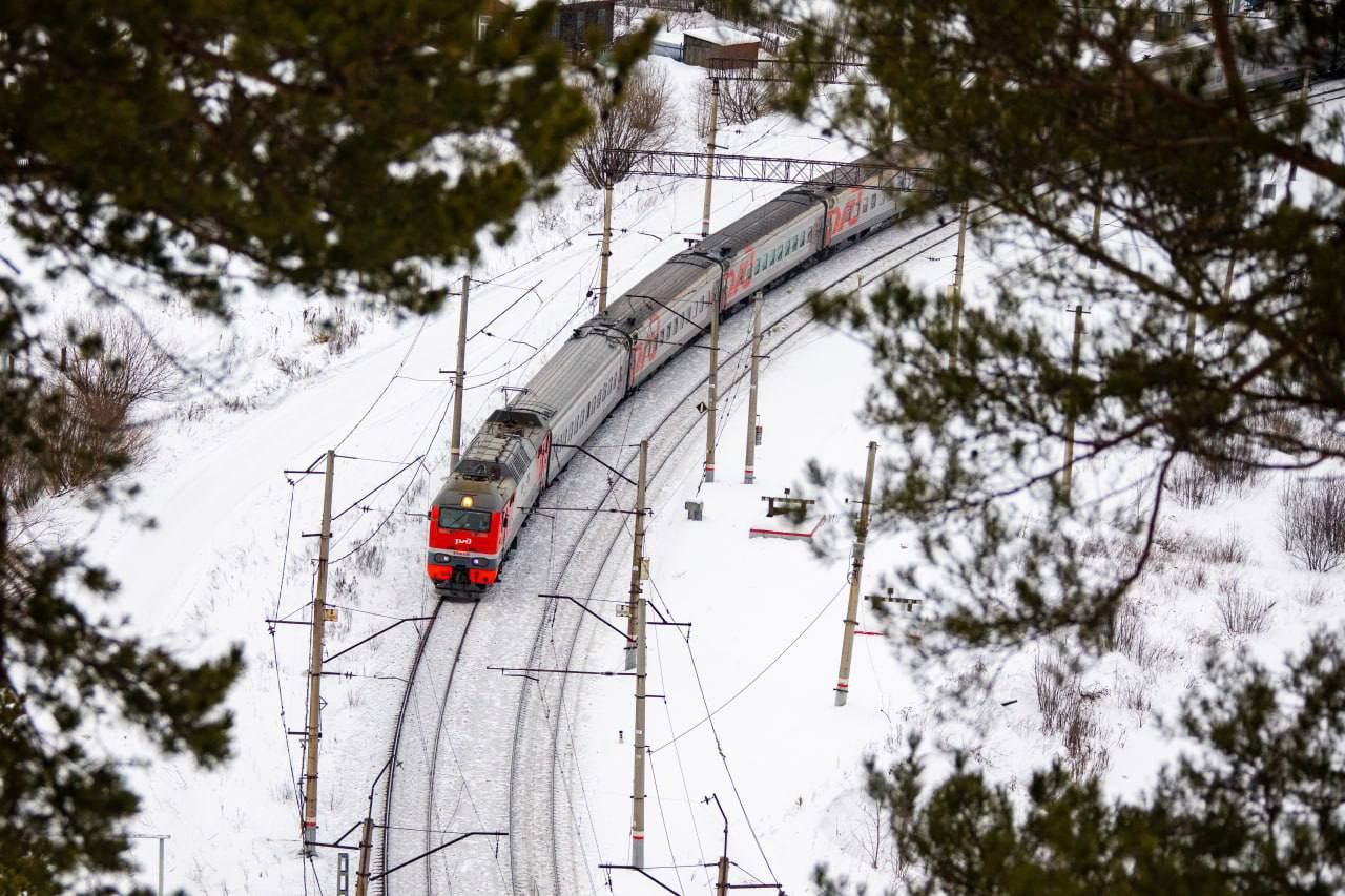 Отправили почти 2 5 млн пассажиров с вокзалов и станций СвЖД в январе В январе 2026 года поездки совершили 2 47 млн пассажиров из них в пригородных поездах 1 74 млн пассажиров 2 в поездах дальнего следования 0 73 млн 2 6 Пассажирооборот в январе составил 797 млн пасс км что на 3 1 больше показателя за январь 2025 года Подробнее