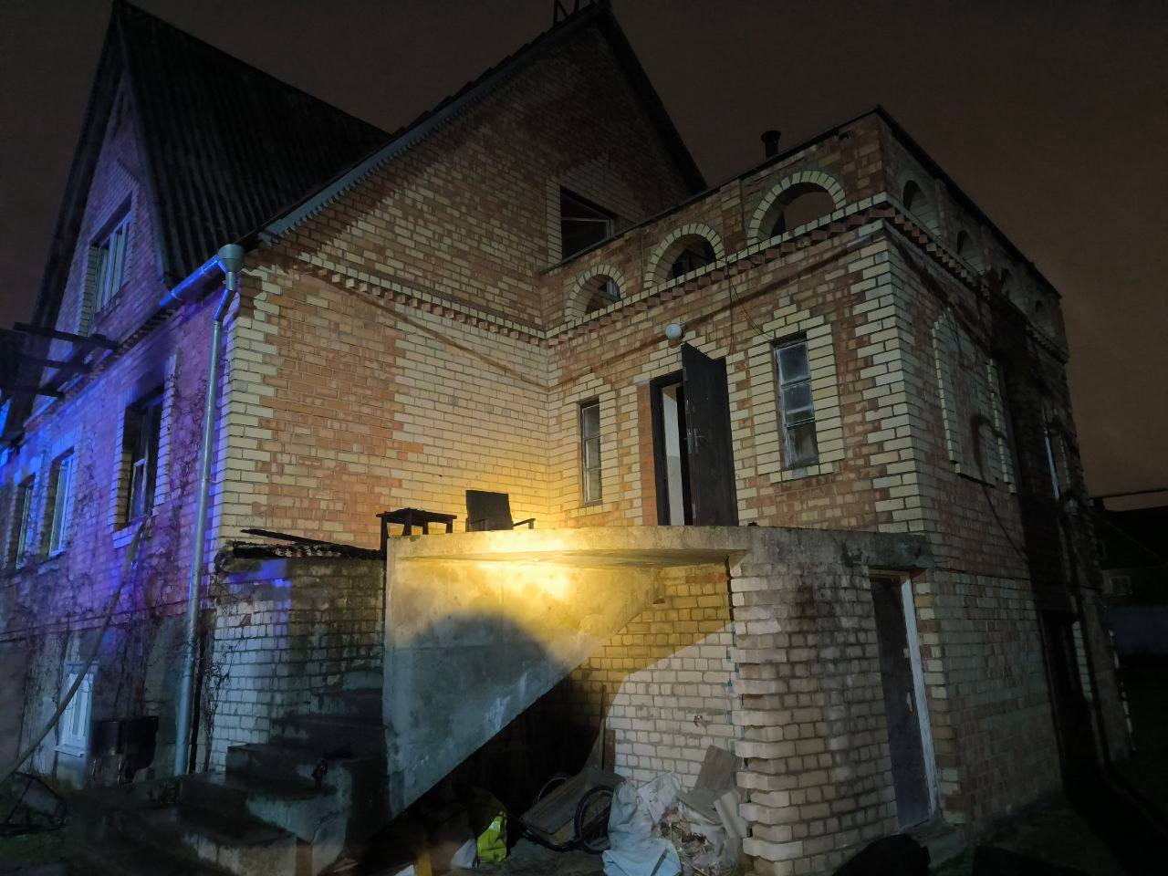 В Ратомке на пожаре погибла женщина Узнали подробности 20 ноября в 17 57 в Минский РОЧС поступило сообщение о загорании частного жилого дома в агрогородке Ратомка Прибывшие спасатели нашли погибшую хозяйку дома 1946 г р На место происшествия выехала следственно оперативная группа Следователем с привлечением специалистов УГКСЭ по Минской области проведен осмотр места происшествия опрошены очевидцы назначен ряд экспертных исследований Рассматривается несколько версий возникновения пожара одна из основных неосторожное обращение с огнем при курении Все обстоятельства произошедшего будут установлены в ходе проверки Ратомка