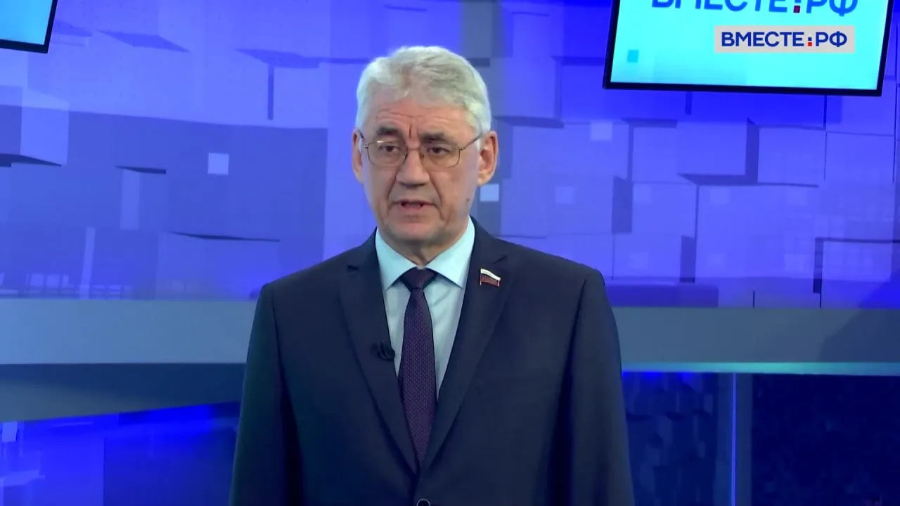 Сенатор Виктор Калашников заявил что развитие портовой инфраструктуры в Арктической зоне должно строиться на принципах государственно частного партнерства Об этом он рассказал в эфире телеканала Вместе РФ по итогам круглого стола в Совете Федерации где обсуждались перспективы Северного морского пути По его словам участники дискуссии пришли к выводу что ключевую роль в развитии портов играют грузы и экономика перевозок а инвестиции в терминалы должны обеспечивать частные стивидорные компании Сенатор отметил что интерес со стороны бизнеса к таким проектам уже есть в том числе на примере комплексного развития транспортного узла морского порта Архангельска Калашников подчеркнул что инвесторы не только проявляют интерес но и уже оформили его в виде инвестиционной декларации направленной в Росморречфлот При этом он указал что для реализации подобных проектов необходима поддержка со стороны государства прежде всего в части создания инфраструктуры В частности сенатор отметил необходимость проведения дноуглубительных работ строительства подъездных автомобильных и железнодорожных путей а также формирования надежной долгосрочной грузовой базы По его мнению эффективное развитие портов возможно только при совместной работе государства регионов и инвесторов Подписывайтесь на Вместе РФ в MAX