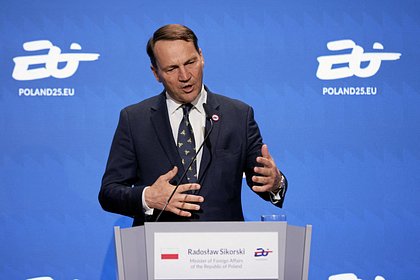 В Польше назвали способные стать посредниками по Украине страны  Турция и Китай могли бы вместо США выступить в роли посредников на переговорах по урегулированию конфликта на Украине. Об этом заявил министр иностранных дел Польши Радослав Сикорский, его цитирует ТАСС. «Если этот [переговорный] трек [с участием США] потерпит неудачу, есть другие кандидаты. Есть Турция, которая поддерживает каналы связи, и, прежде всего, есть Китай», — отметил он. Ранее стало известно, что администрация президента Бразилии Луиса Инасиу Лулы да Силвы хочет заменить США в качестве посредника на переговорах по Украине. В ответ на это в Кремле заявили, что речи о смене посредника в переговорах сейчас не идет. «Продолжается работа с американской стороной», — сообщил пресс-секретарь президента России Дмитрий Песков.