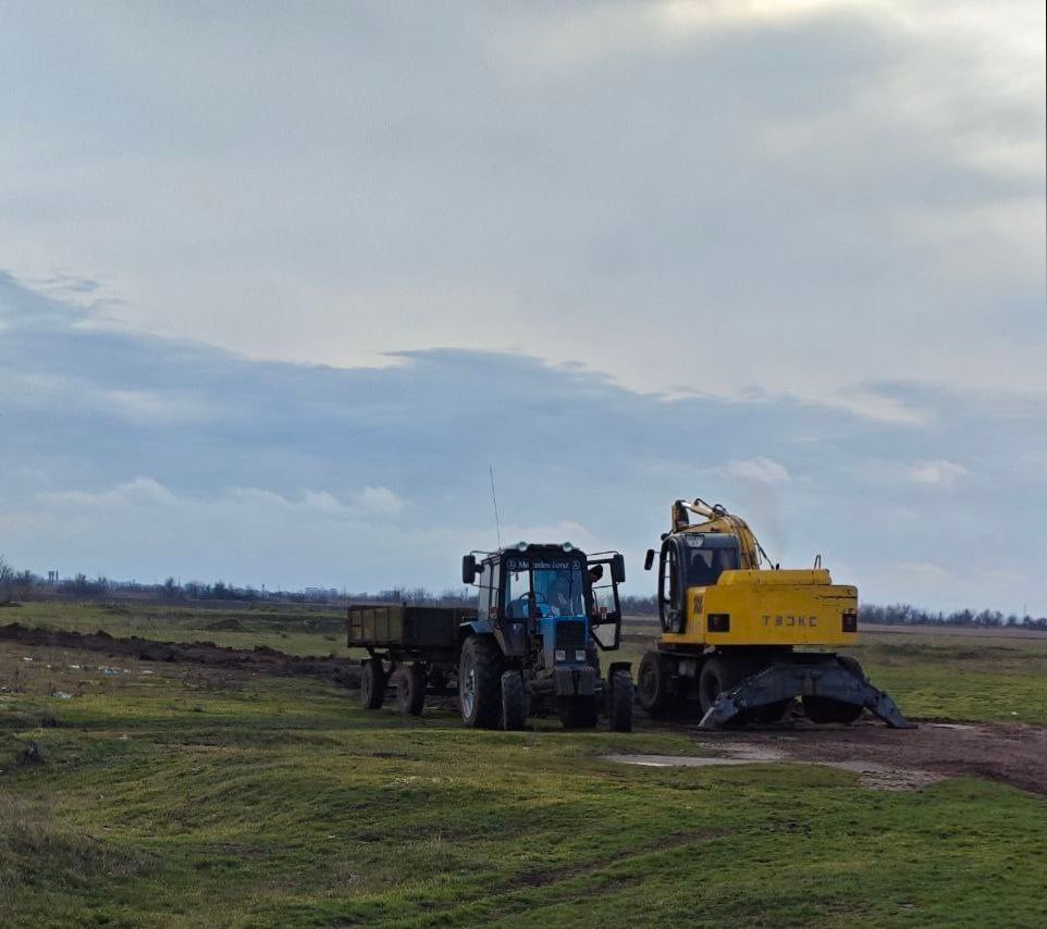 В селе Новофедоровка благоустроили санитарную зону водонапорной скважины    Специалисты территориально-производственного участка, военнослужащие и представители фермерских хозяйств провели работы по уборке территории, прилегающей к водонапорной скважине, и установили площадку для забора воды.    "Это важный шаг для обеспечения удобного доступа к водным ресурсам, который, к тому же, позволил благоустроить окружающую территорию возле скважины", - отметили сотрудники "Облводоканала".  Радио Таврия - подписаться