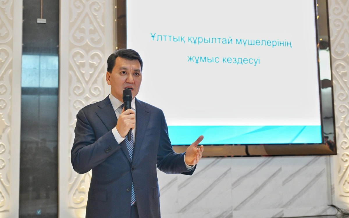 Реформы и законопроекты обсуждались на заседаниях секций Национального курултая в Астане В Астане прошли заседания секций Национального курултая Государственный советник Ерлан Карин подчеркнул что ключевые итоги года и позитивная динамика развития стали результатом масштабных реформ Президента Касым Жомарт Токаев Отмечено что парламентская реформа станет логичным продолжением политической модернизации по формуле Сильный Президент Влиятельный Парламент Подотчетное Правительство и затронет порядка 40 статей Конституции   Для реализации поручений Главы государства принят план из 53 пунктов предусматривающий подготовку 10 законопроектов Также утверждены ключевые концепции и реализуются культурно гуманитарные проекты Работа секций продолжилась по направлениям гражданского общества социально экономического и культурного развития образования и науки Все предложения будут консолидированы и рассмотрены на следующем заседании Национального курултая которое планируется провести в Кызылорде kazinform news