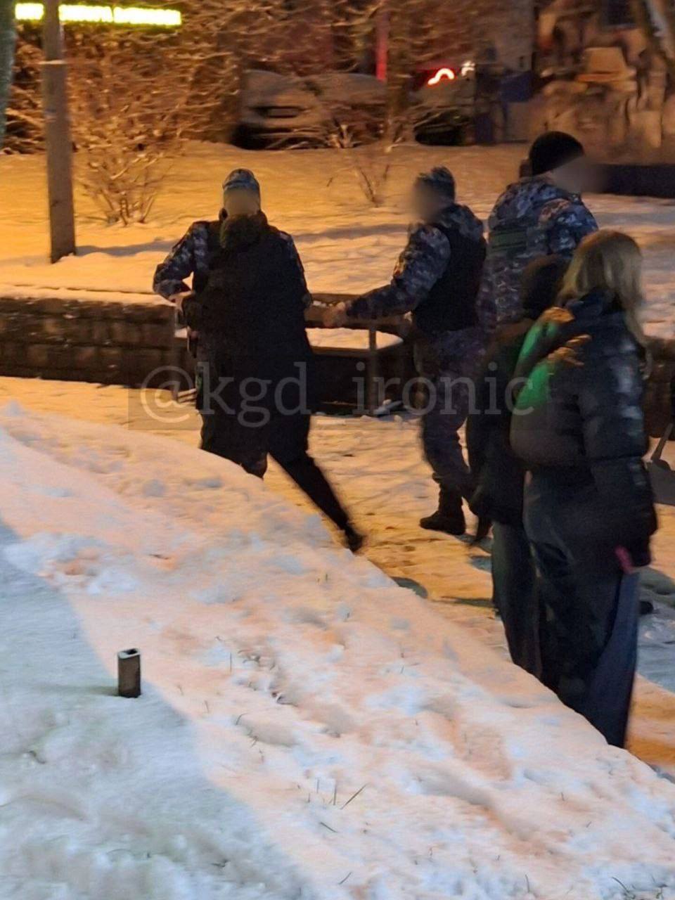 В кафе на улице Сержанта Колоскова, предположительно, стрельба.   Как сообщает канал «Калининград Ироничный», подросток 16-18 лет, будучи пьяным, достал пистолет и выстрелил в знакомого.   Парня уже задержали. Обстоятельства и детали пока не уточняются.    Подписаться   Прислать новости