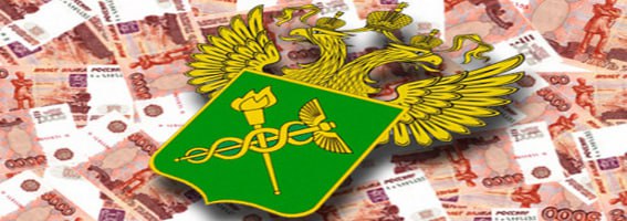 За семь месяцев ФТС перечислила в федеральный бюджет 3 8 трлн руб Отметим что эта цифра включает в себя не только таможенные платежи но и иные поступления штрафы госпошлины утильсбор и т п Это почти на 15 меньше чем годом ранее хотя установленное на этот год плановое задание на 11 больше 8167 млрд руб В том числе таможенными органами перечислено в бюджет 203 2 млрд руб утилизационного сбора что на 35 7 меньше чем годом ранее Причина падение импорта автомобилей как легковых за 6 месяцев 63 так и грузовых 90 а также автобусов и спецтранспорта ФТС таможня платежи бюджет утильсбор