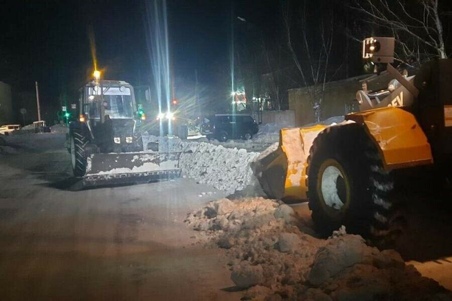 Ночью спецтехника будет бороться с гололедом в микрорайоне Благовещенска. Где просят не парковаться?  Грядущей ночью проезжую часть будут очищать в микрорайоне. Администрация города просит не оставлять свои автомобили вдоль проезжей части и в заездных карманах.  Работы по очистке будут вестись: Институтская от Василенко до Новотроицкого шоссе; Кантемирова от Воронкова до Игнатьевского шоссе; Студенческая от Воронкова до Загородной; Загородная от Студенческой до Горького  Техника начнет работать с 20:00 субботы, 7 декабря, и закончит к 07:00 воскресенья, 8 декабря.