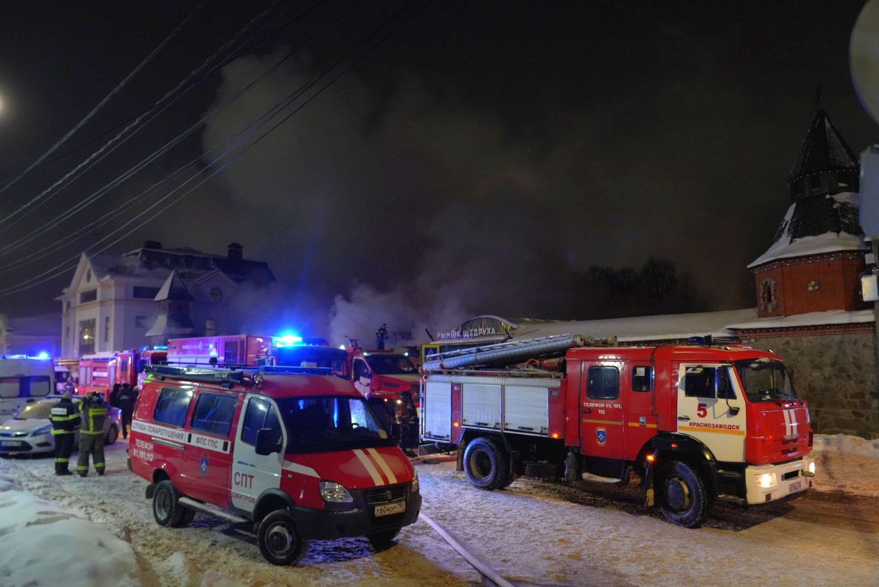 В подмосковном Сергиевом Посаде вспыхнул крупный рынок Щедруха где закупались почти все местные жители Площадь возгорания составила три тысячи квадратных метров Все из пластика горит моментально и дым черный Крыша купол вспыхнул как факел и рухнул И мороз к тому же Как жалко Куда мы теперь пожаловалась одна из продавщиц Из за ЧП перекрыли улицу 1 я Рыбная от железнодорожного переезда до перекрёстка с улицей Вознесенская