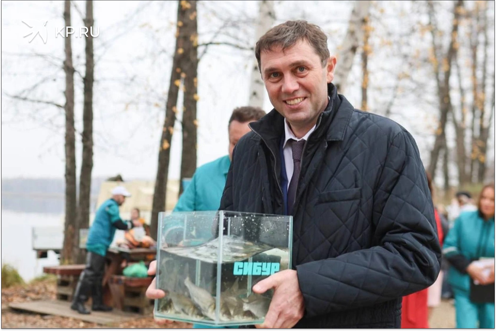 Воронежское водохранилище пополнилось 100 тысячами мальков сазана и толстолобика В ежегодном зарыблении приняли участие мэр Сергей Петрин и участник программы Герои земли Воронежской Бакытбек Аблакимов В водохранилище сегодня было выпущено 100 тысяч мальков ценных пород рыб сазана и толстолобика Мероприятие по зарыблению которое уже стало традиционным прошло 6 октября при личном участии мэра Воронежа Сергея Петрина и представителей компании Сибур Как отметил глава города в своем официальном телеграм канале это не разовая акция а часть планомерной и постоянной работы направленной на улучшение экологии главного водоема города Выпуск рыбы является природным способом очистки воды Так толстолобик и сазан питаются водорослями и органическими остатками что помогает естественной биологической мелиорации и предотвращает цветение воды Для меня важно что это не разовая акция а планомерная и постоянная работа компании вклад в очищение водохранилища Муниципалитет в свою очередь будет максимально поддерживать и помогать в проведении подобных мероприятий подчеркнул Сергей Петрин Подробнее