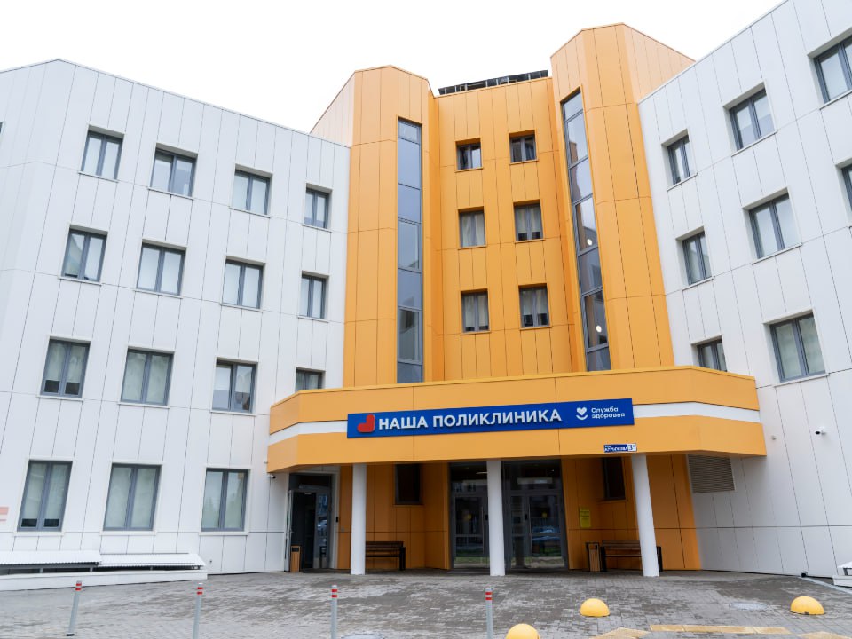 В Домодедово появится современная лаборатория на базе больницы. Это будет одна из трех централизованных лабораторий в Московской области. Раньше анализы делали в каждой поликлинике, и качество могло отличаться. Теперь крупные лаборатории с новым оборудованием будут проводить исследования по единым стандартам. Для пациентов ничего не изменится: анализы сдаются в поликлинике. Затем материалы отправят в централизованную лабораторию для быстрой обработки с минимальным риском ошибок. Результаты получит лечащий врач. Врач получит точные данные быстрее, пациент будет уверен в диагнозе и лечении. Новая система улучшит диагностику, сократит время ожидания и сделает медицину доступнее. Лаборатория в Домодедово будет обслуживать Подольск, Видное, Протвино, Чехов, Серпухов, Каширу и Ступино. Обслуживание охватит юг Подмосковья и огромное количество людей. Подпишись Подслушано Домодедово Прислать новость