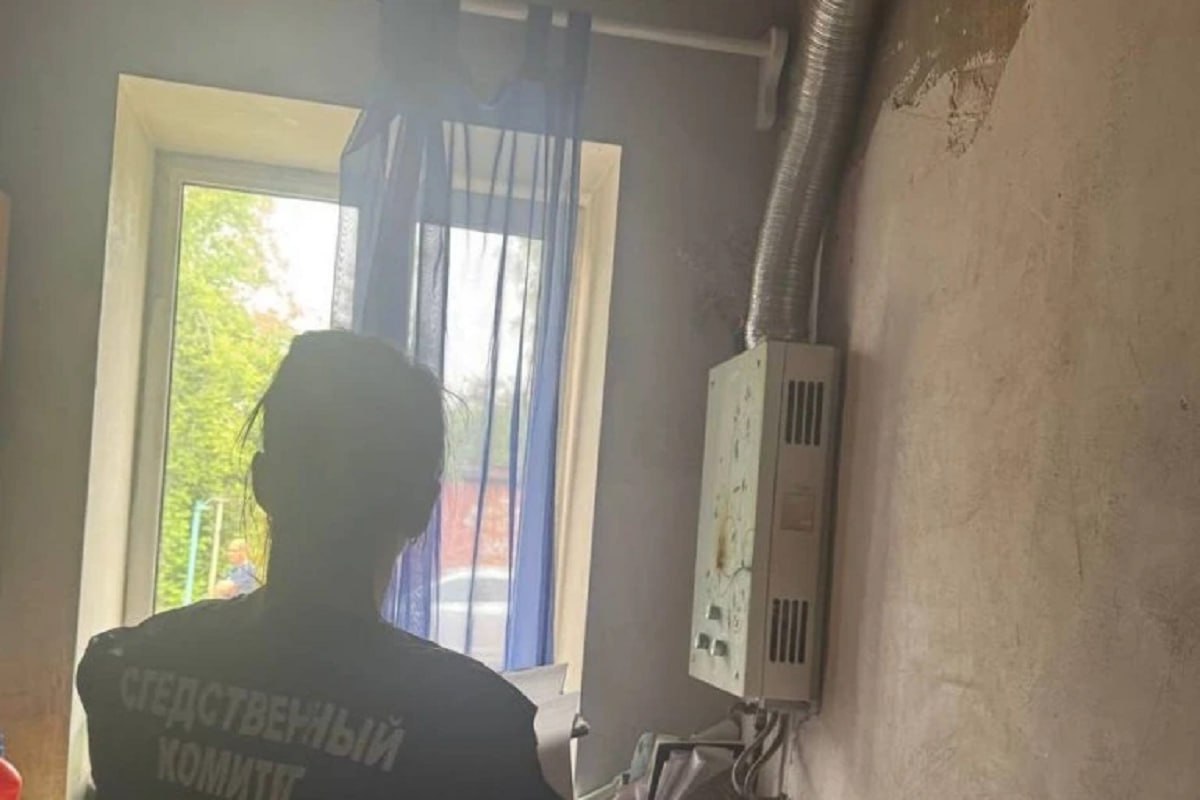В Перми в результате отравления угарным газом погибли два подростка В Перми выясняют обстоятельства гибели двух подростков. Трагедия произошла в субботу, 14 июня, в квартире по улице Охотников. Как сообщают в пресс-службе СК России по Пермскому краю, четверо подростков остались одни без присмотра взрослых. В результате дети 2007 и 2010 годов рождения скончались от отравления угарным газом. Смерть констатировала приехавшая на вызов бригада скорой помощи. Ещё двое детей 2011 года рождения госпитализированы Сейчас по факту случившегося возбуждено уголовное дело по статье о причинении смерти по неосторожности двум или более лицам ч. 3 ст. 109 УК РФ . На месте работают следователи и следователи-криминалисты, проводятся необходимые судебные экспертизы. Контроль за ходом следствия организовала прокуратура Кировского района Перми.