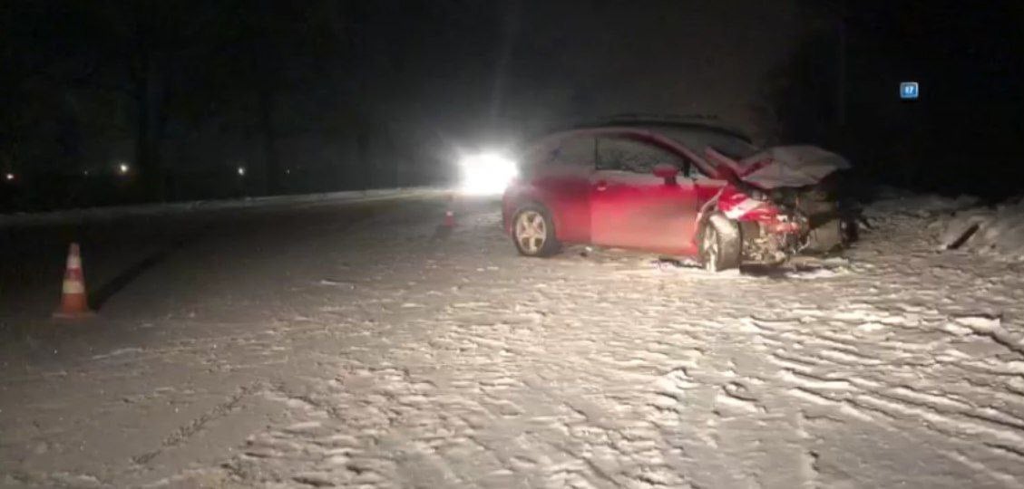 Семь человек пострадали в ДТП на автодороге Нижний Новгород — Кстово, в том числе ребенок 2017 года рождения.   Водитель 2006 года рождения вылетел на встречку и столкнулся с другой машиной. В первом авто было пять человек  трое отделались ушибами и были отпущены домой, двое госпитализированы . Во втором оказались девушка  отпущена домой  и ребенок  в больнице .