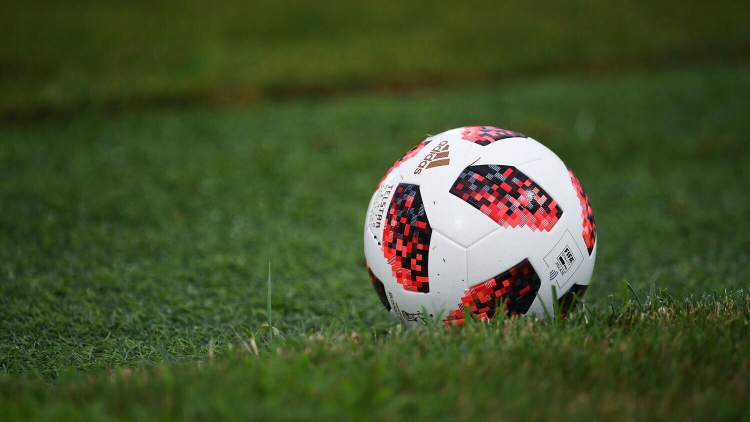 Глава рабочей группы по подготовке ЧМ 2026 в США Эндрю Джулиани пошутил что Соединенные Штаты и Англия могут сыграть друг против друга 4 июля в Филадельфии повторив на футбольном поле свое противостояние времен борьбы американских колоний за независимость от Британской империи Вы можете себе представить что США и Англия сыграли бы 4 июля 2026 года в Филадельфии Я даже представить себе такое не могу Ну посмотрим случится ли это сказал Джулиани журналистам Чемпионат мира 2026 года впервые состоится с участием 48 национальных команд и станет первым который пройдет на территории трех стран США Канады и Мексики Турнир будет продолжаться с 11 июня по 19 июля Соединенные Штаты в 2026 году также отметят 250 летие своего основания которое традиционно празднуется 4 июля день принятия Декларации независимости в Филадельфии