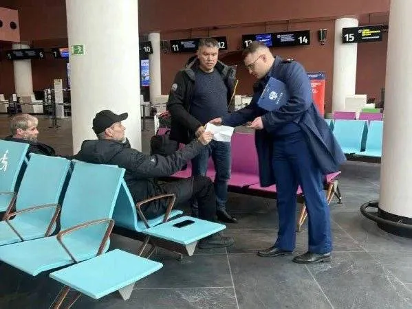 Авиакомпания бросила пассажиров в Петропавловске Прокуратура разбирается с Тайгой рейс TGA 2653 в Северо Курильск вчера отменили а пассажирам предложили всего два места на ближайшее время остальным лететь 8 мая Представителя авиакомпании в аэропорту нет на горячей линии отправляют на сайт Камчатская транспортная прокуратура выехала на место Сахалинский транспортный прокурор проводит проверку перевозчика TG замедляют Видосы и оперативные новости смотри в нашем MAX