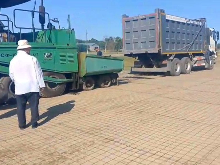 В селе Чернолесском Новоселицкого округа началось строительство спортплощадки Благодаря губернаторской программе поддержки местных инициатив, по решению жителей, реализуется проект по строительству новой спортивной площадки в районе улицы Красной села Чернолесского. Здесь будут установлены ограждение, футбольные ворота, уложено резиновое покрытие. Сумма контракта составляет 4,7 млн. рублей. Финансируется проект за счёт средств краевого бюджета с софинансированием из средств местного бюджета, взносов предпринимателей, организаций и жителей. «Открытие новой площадки запланировано на 1 августа текущего года, она станет центром активного отдыха и здорового образа жизни для всех жителей села», – поделился глава муниципалитета Николай Брихачёв. Напомним, в Новоселицком округе в текущем году воплотят пять народных проектов, а всего в Ставропольском крае будут реализованы 165 проектов на общую сумму свыше 730 миллионов рублей.