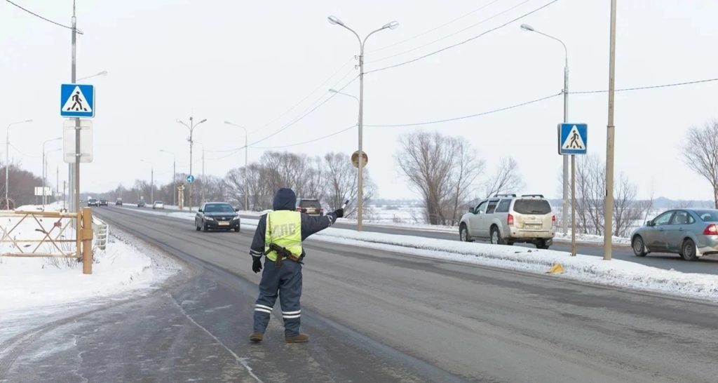 В предстоящие выходные сотрудники ГАИ будут ловить на дорогах Рязанской области пьяных водителей Сотрудники Госавтоинспекции Рязанской области проведут масштабные рейдовые мероприятия направленные на выявление водителей грубо нарушающих правила дорожного движения а также управляющих транспортными средствами в состоянии опьянения Анонс опубликован в ТГ канале региональной ГАИ Госавтоинспекция Рязанской области обращается к участникам дорожного движения с просьбой не оставаться равнодушными и сообщать в полицию о нетрезвых водителях и других грубых нарушениях ПДД Если вы стали свидетелем управления транспортом водителем находящимся в состоянии опьянения можно сообщить об этом по телефонам 29 74 54 29 74 64 112 Сотрудники ГАИ готовы предпринять все необходимые оперативные меры реагирования на поступающие сообщения Фото из архива РВ