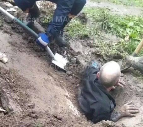 Мужчина застрял в яме с бетонной плитой в Новосибирске В Новосибирске 11 мая на улице Крашенникова мужчина провалился в яму и оказался прижат бетонной плитой. Самостоятельно выбраться он не смог — потребовалась помощь спасателей из экипажа «Вега 2». Во время спасательной операции плита начала смещаться, что усложнило задачу, но специалисты смогли вручную освободить пострадавшего. К счастью, он не получил видимых травм. НОВОСТИ и ТОЧКА! Подписаться