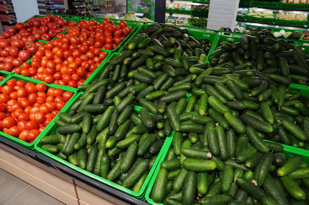 Цены на огурцы в Томской области выросли почти на треть за январь Индекс потребительских цен в Томской области в январе 2026 года по сравнению с декабрем 2025 го составил 101 5 сообщает Томскстат Продовольственные товары в среднем подорожали на 2 1 Наибольший рост цен зафиксирован на свежие огурцы 29 1 помидоры 20 4 морковь 13 6 и белокочанную капусту 10 8 При этом снизились цены на сахар песок 6 3 мясные консервы для детей 4 7 творожные и глазированные сырки 3 6 а также овощные консервы для детей 3 1 Непродовольственные товары подорожали в среднем на 0 7 Больше всего выросли цены на газеты 12 6 антисептики для рук 7 2 учебные материалы и дезодоранты 6 Подешевели тушь для ресниц 6 4 медицинские термометры без ртути 5 6 экстракт алтея 5 4 и двухкамерные холодильники 4 4 Услуги в январе подорожали на 1 8 Существенно выросли цены на билеты в кино 30 5 прививки животным 28 6 проезд в плацкартных вагонах поездов дальнего следования 12 5 и междугородних автобусах 11 5 Одновременно снизилась стоимость сотовой связи 3 7 услуг ивент менеджера 2 8 фитнес карт 1 8 и поездок в Египет 1 4