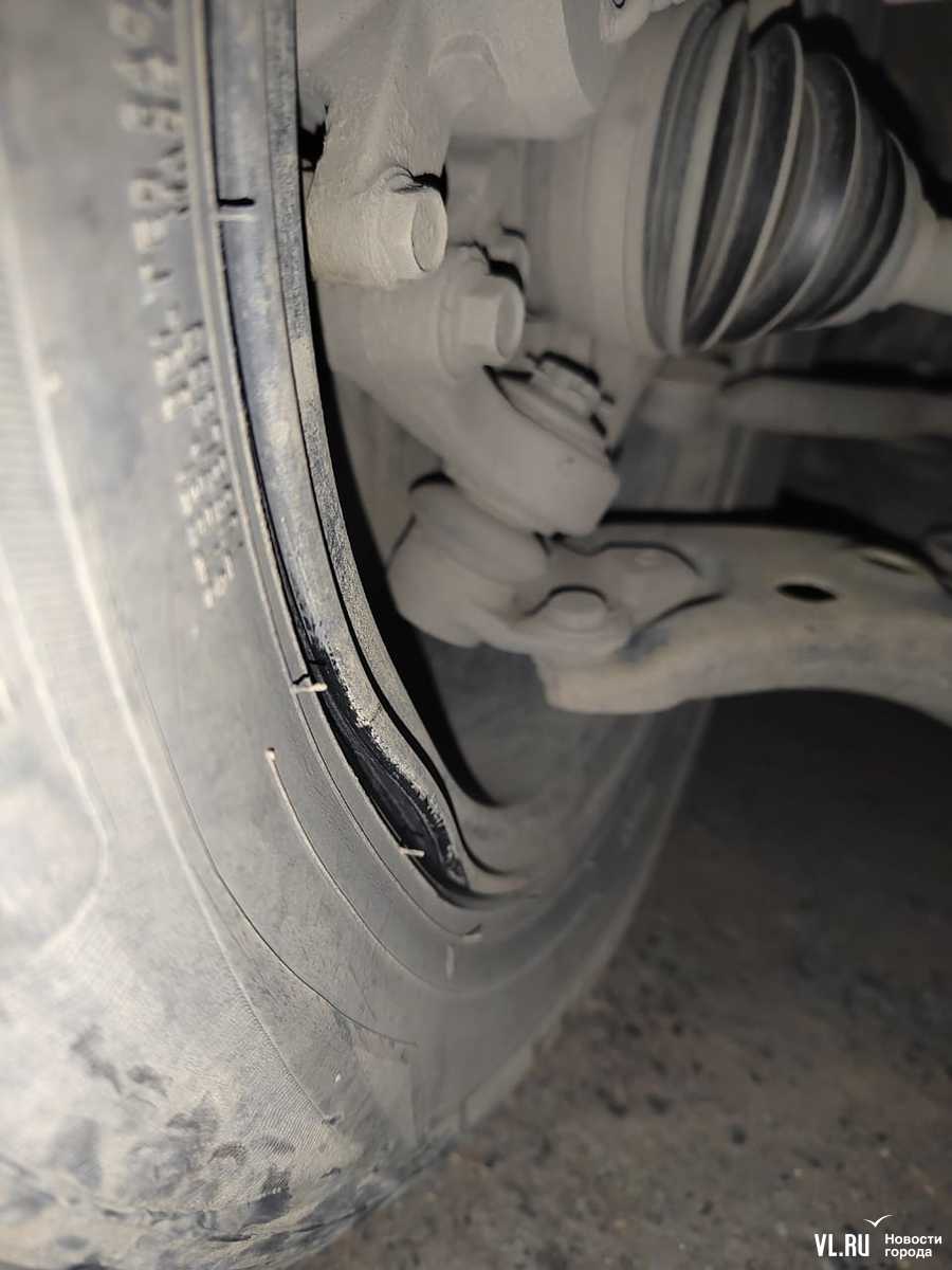 Провалившийся люк на Выселковой ломает автомобилистам колёса На улице Выселковой во Владивостоке появилось ещё одно опасное место. По правой полосе, если подниматься от Днепровской в сторону Рудневского моста, провалился люк. Издалека яма почти незаметная, но если в неё попасть, можно не только порвать шину, но и погнуть диск. Дорожники ранее обещали отремонтировать улицу в этом году, но без конкретных дат. Подробнее